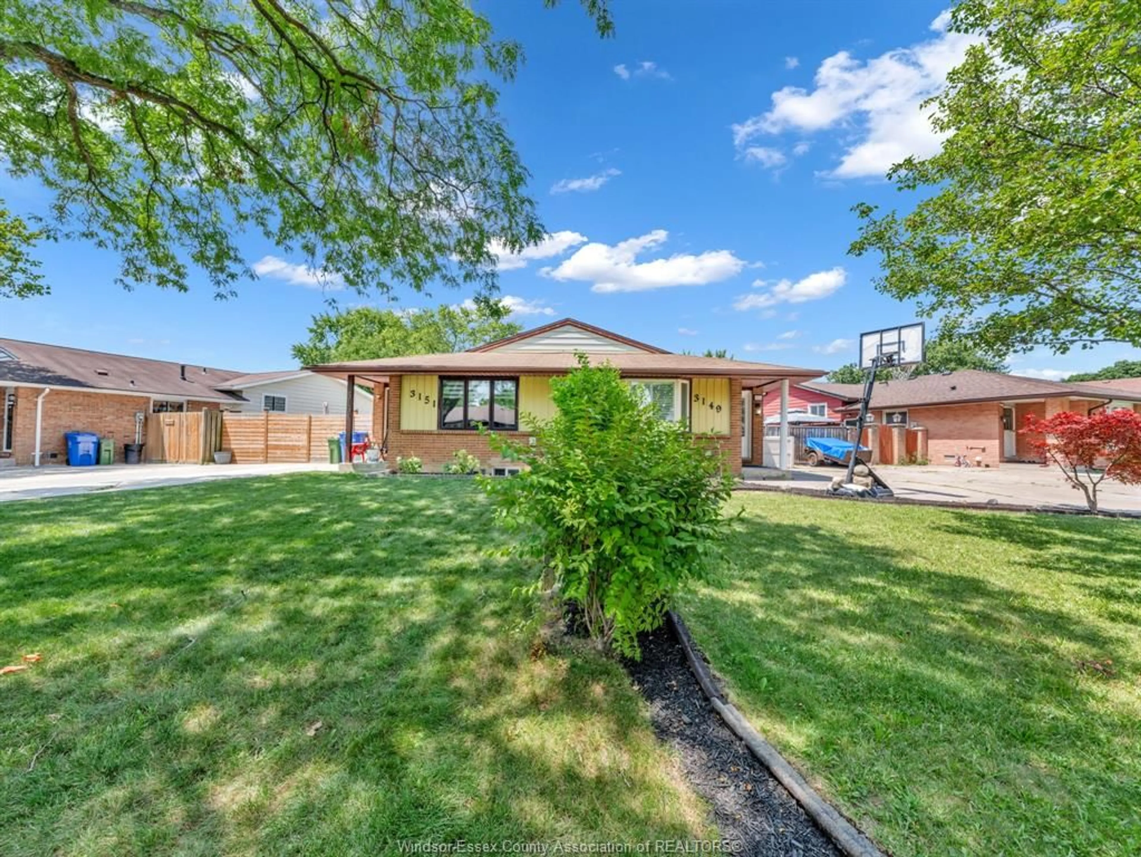 A pic from outside/outdoor area/front of a property/back of a property/a pic from drone, street for 3149 ELMWOOD Cres, Windsor Ontario N8R 1X5