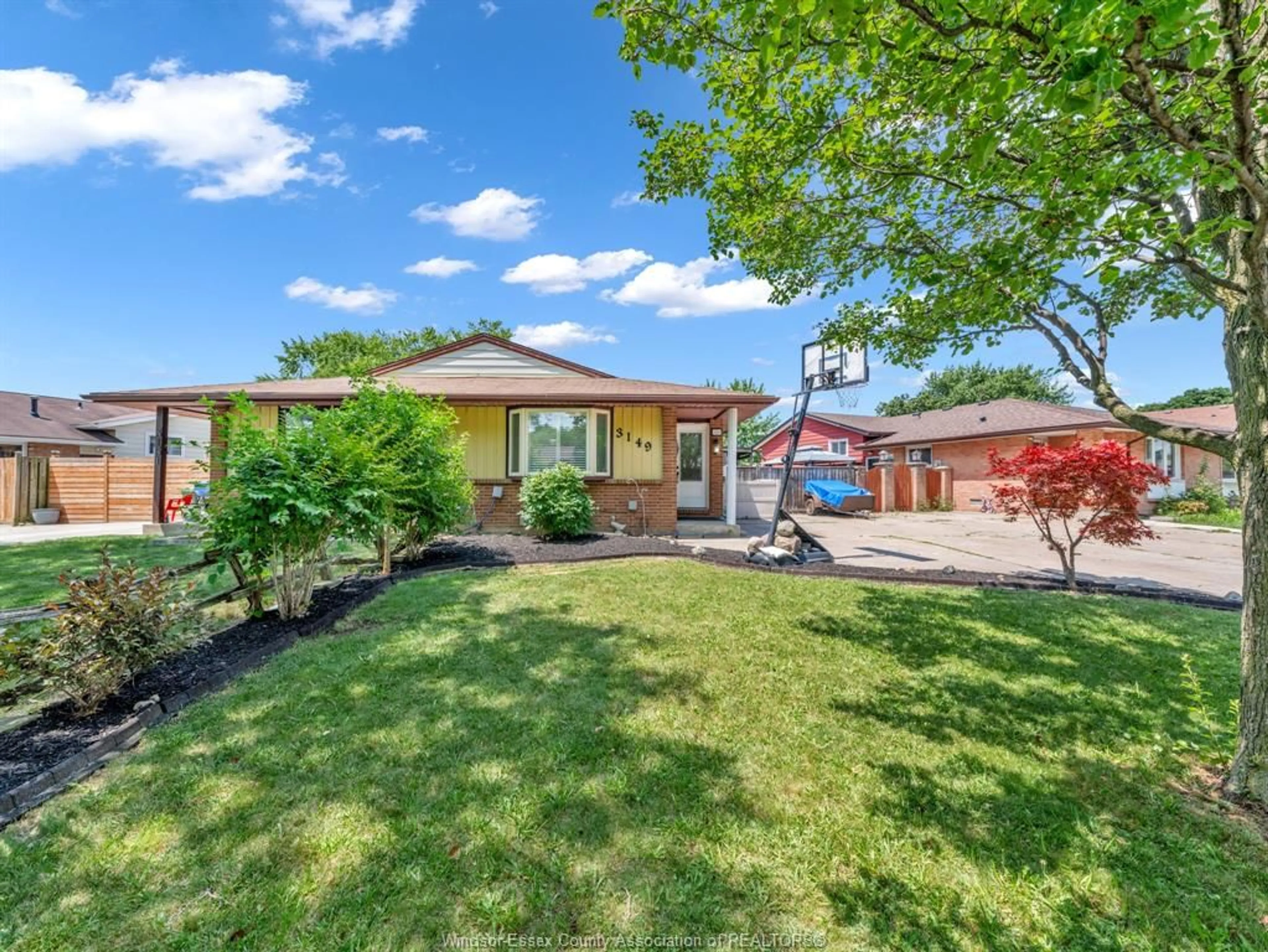 A pic from outside/outdoor area/front of a property/back of a property/a pic from drone, street for 3149 ELMWOOD Cres, Windsor Ontario N8R 1X5