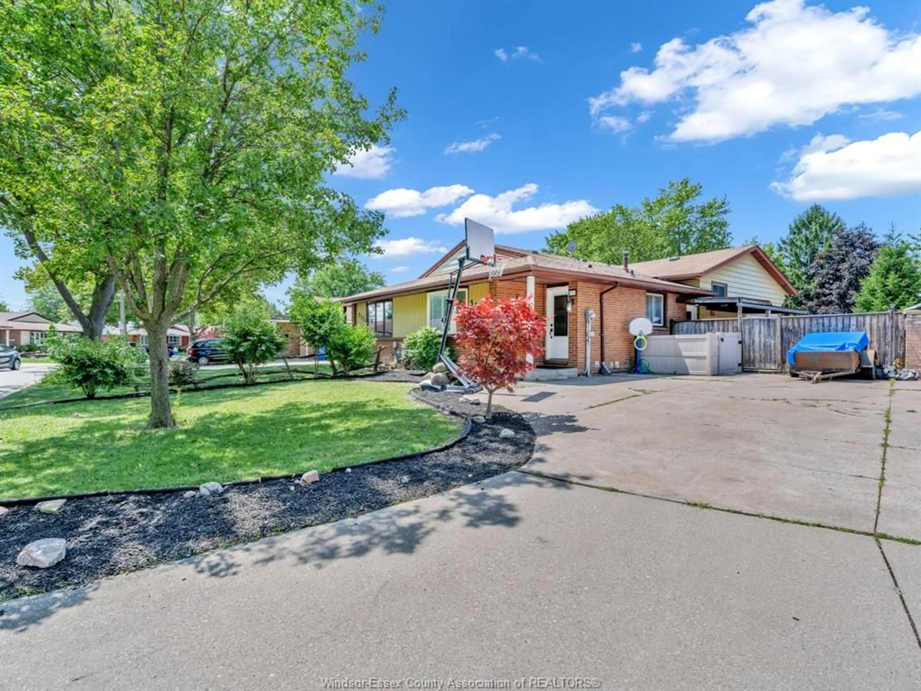 A pic from outside/outdoor area/front of a property/back of a property/a pic from drone, street for 3149 ELMWOOD Cres, Windsor Ontario N8R 1X5