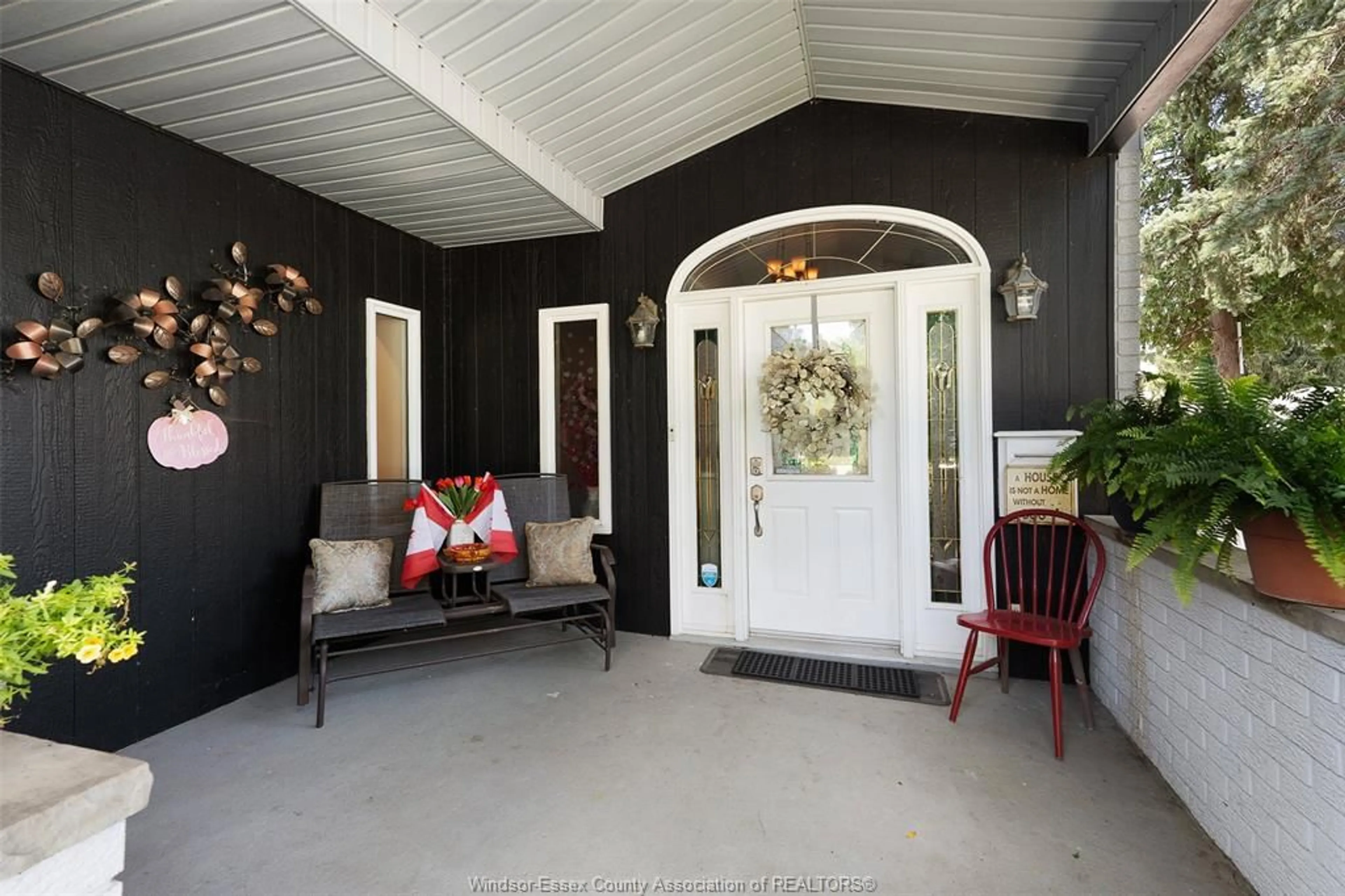 Indoor entryway for 333 CORONADO, Tecumseh Ontario N8N 2E5