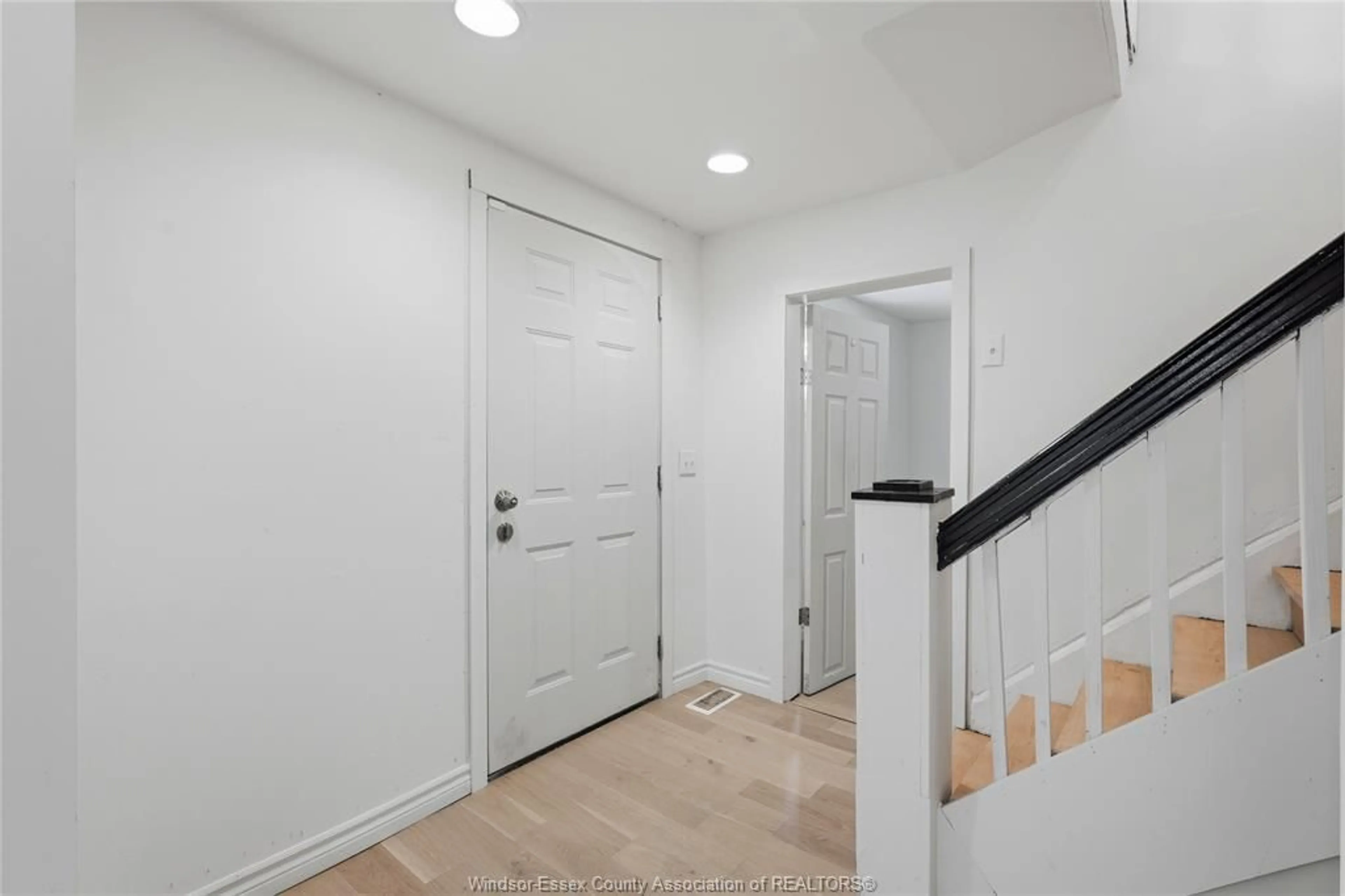 Indoor entryway for 521 BROCK St, Windsor Ontario N9C 2T1