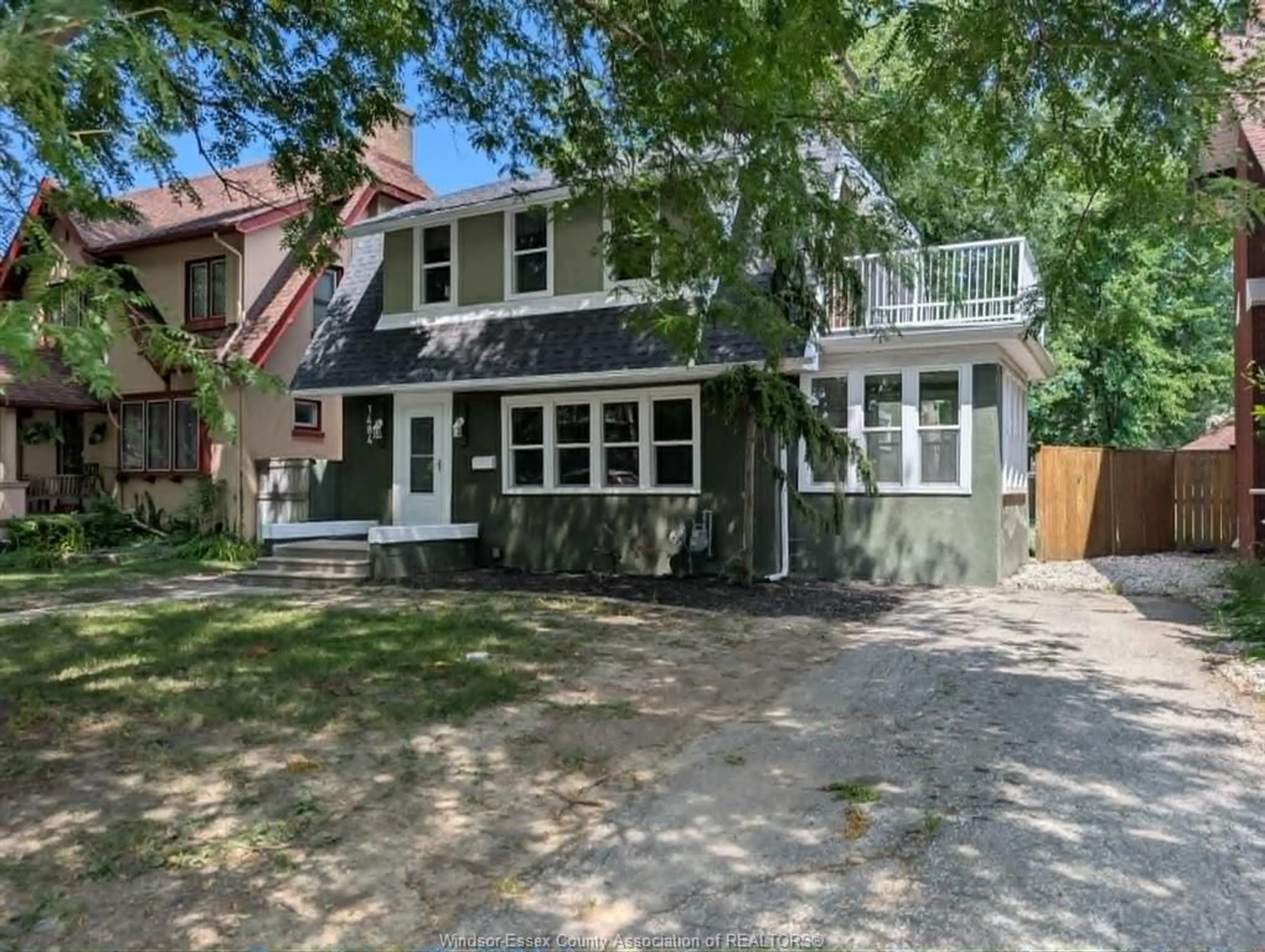 A pic from outside/outdoor area/front of a property/back of a property/a pic from drone, street for 1484 VICTORIA Ave, Windsor Ontario N8X 1P3