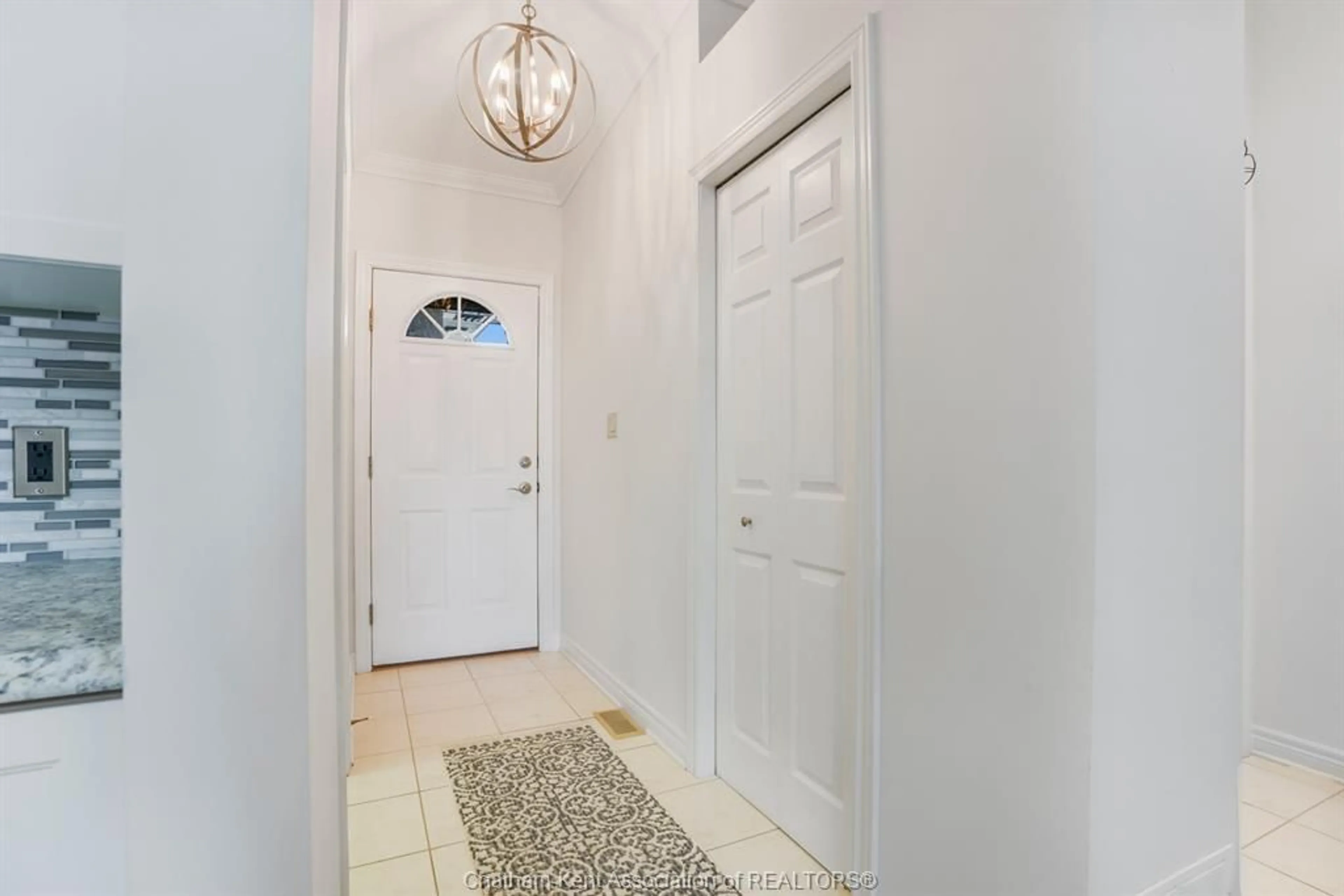 Indoor entryway for 24 Mcintosh Ave, Chatham Ontario N7M 6M1