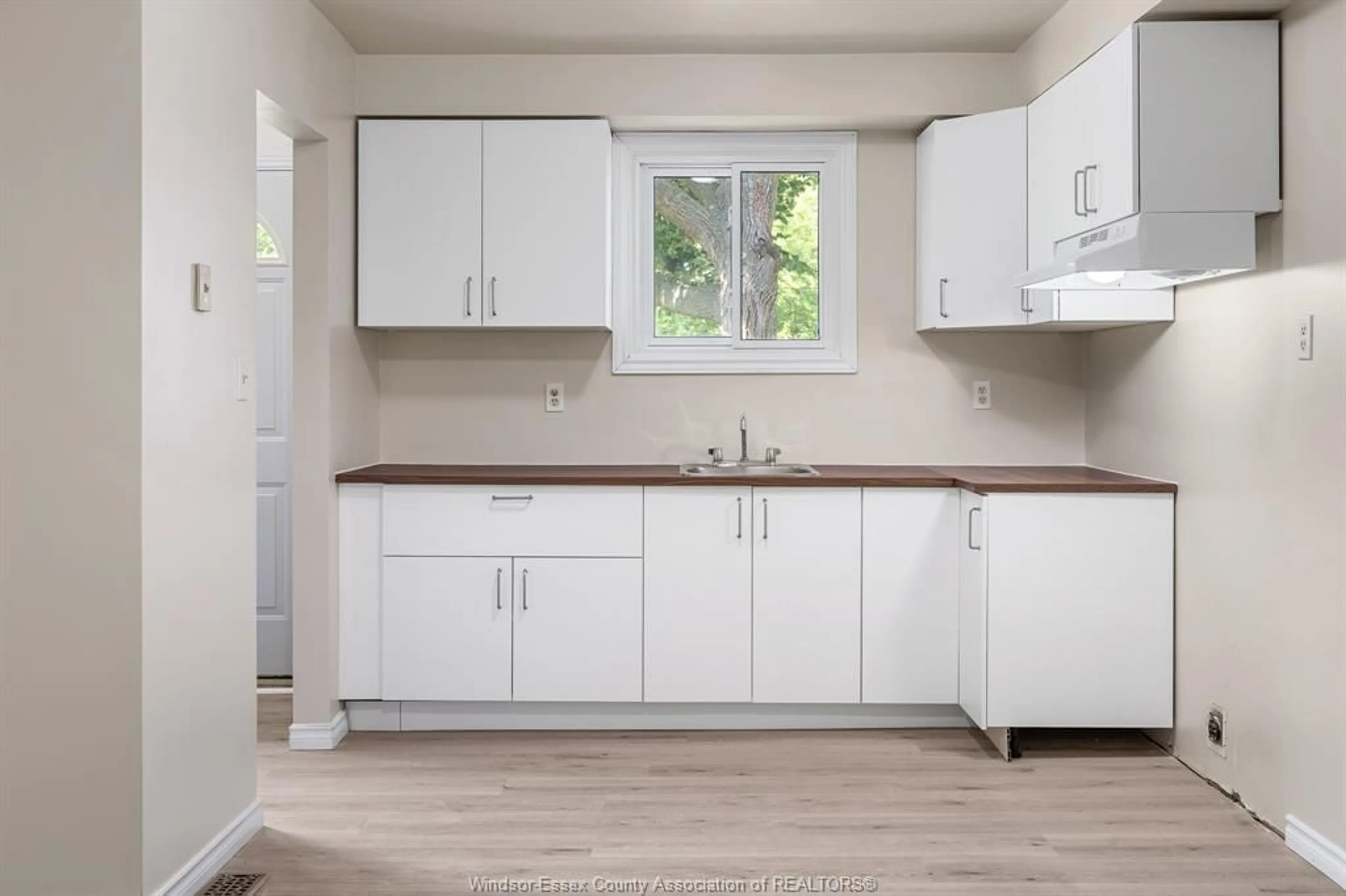 Standard kitchen, wood/laminate floor for 105 KIM Crt, Essex Ontario N8M 2Z8