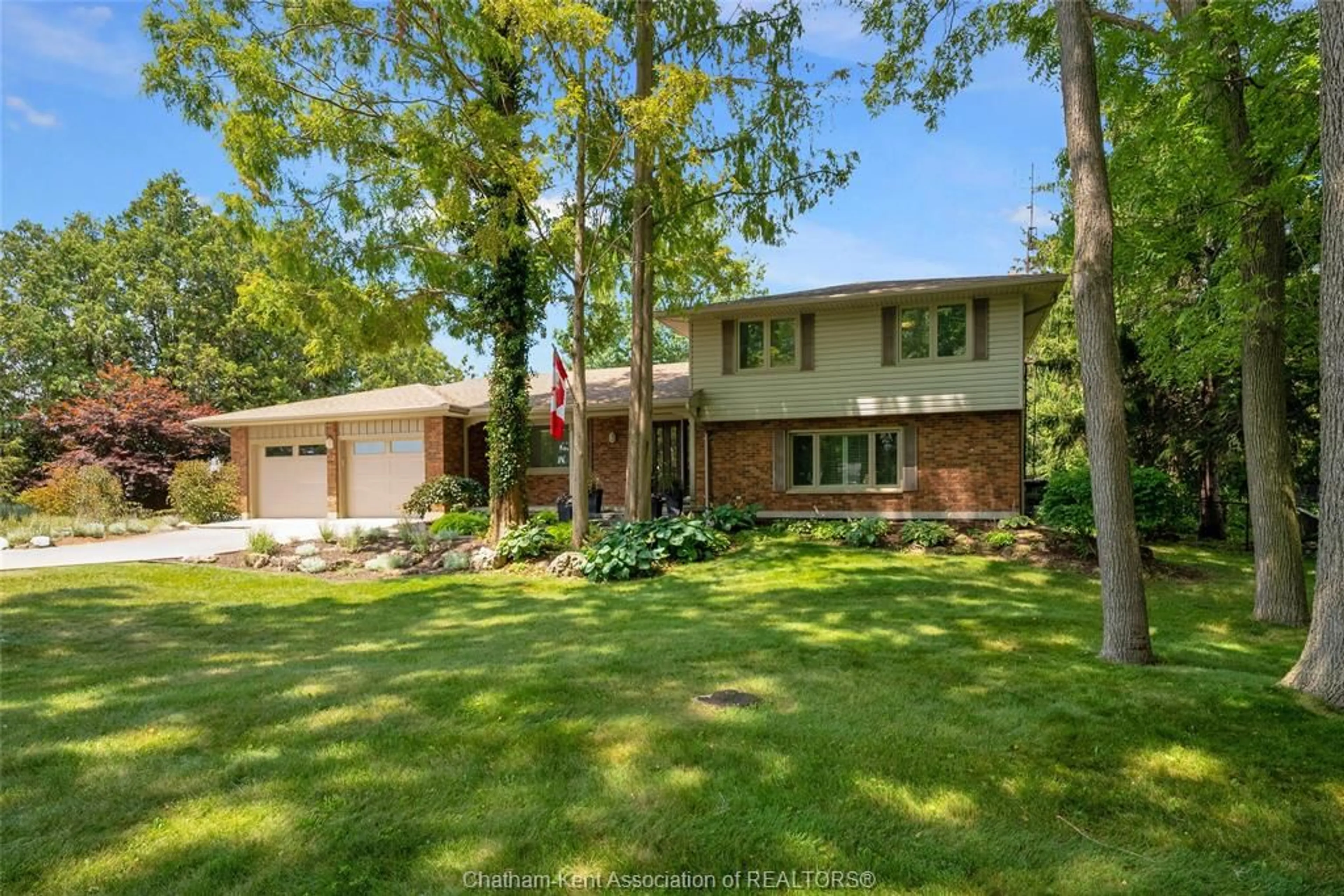 A pic from outside/outdoor area/front of a property/back of a property/a pic from drone, street for 9133 Woodland Cres, Chatham Ontario N7M 6J8