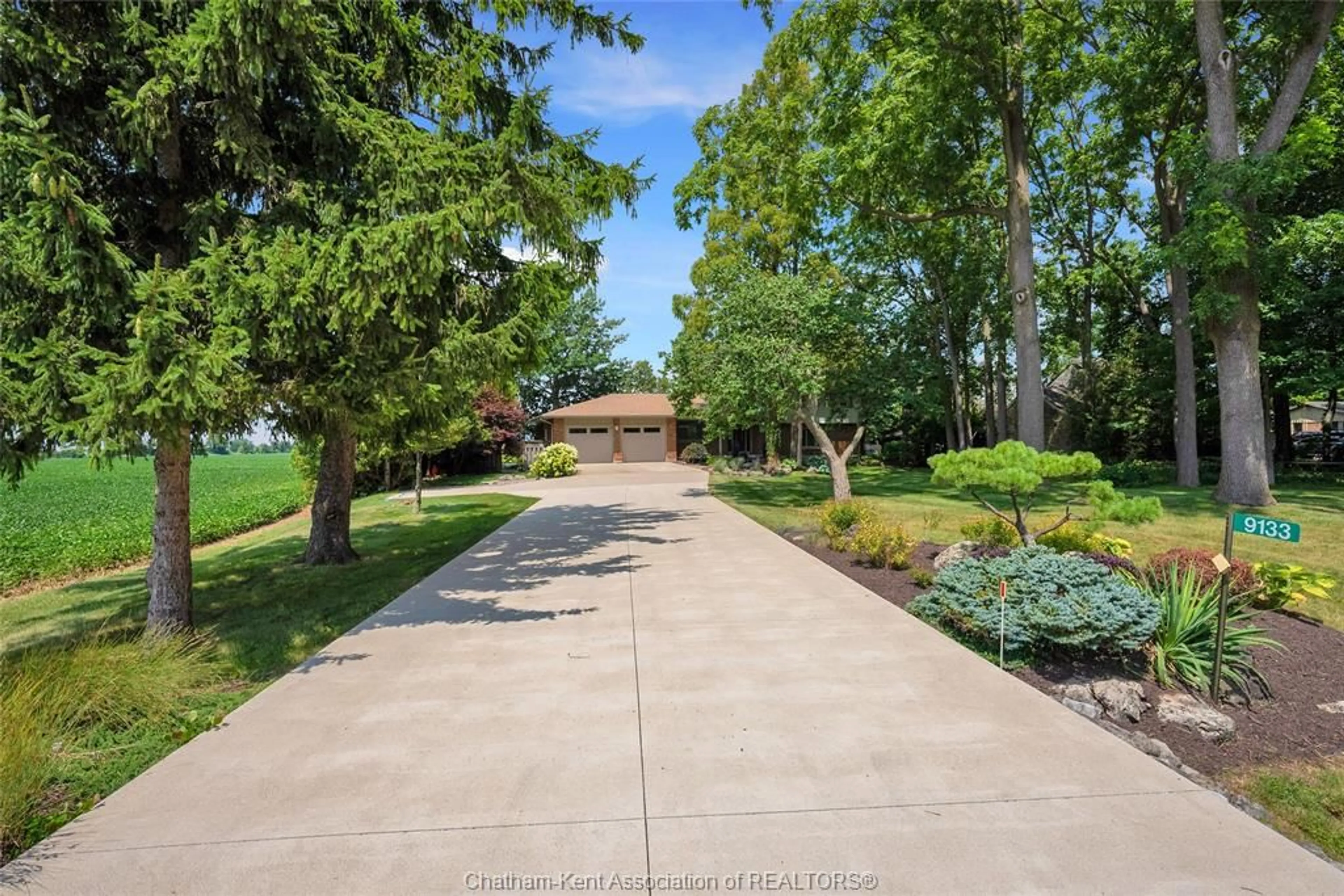 A pic from outside/outdoor area/front of a property/back of a property/a pic from drone, unknown for 9133 Woodland Cres, Chatham Ontario N7M 6J8