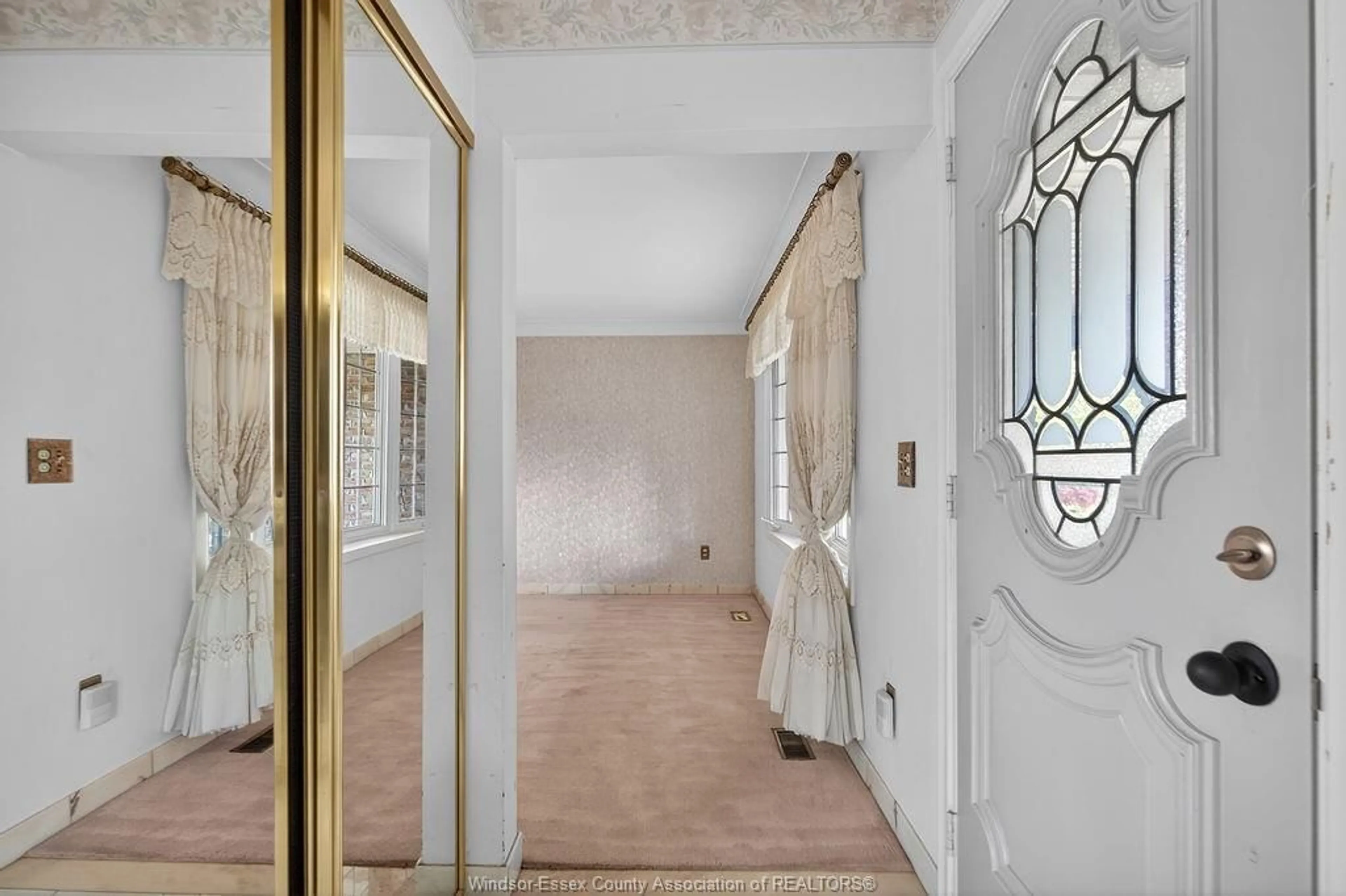 Indoor foyer for 10626 Keating Cresent, Windsor Ontario N8R 1T5