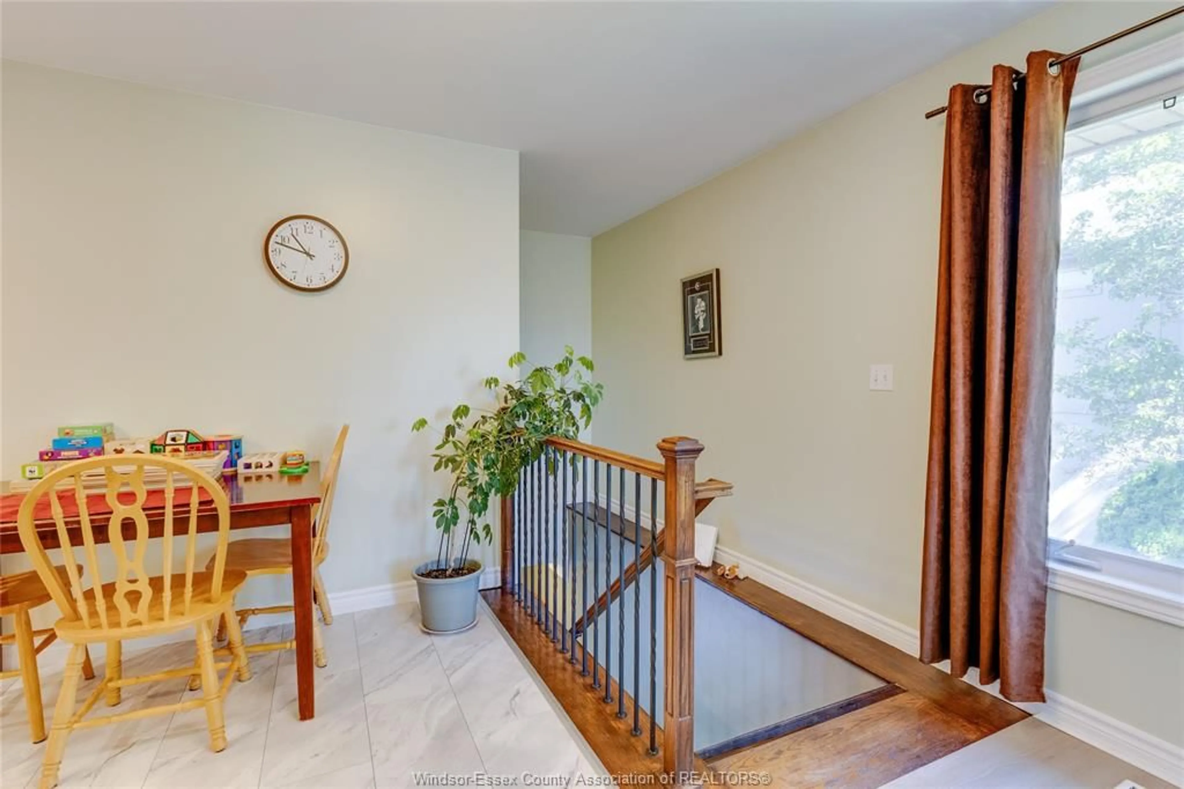 Indoor foyer for 503 REGENT, St. Clair Beach Ontario N8N 4B8