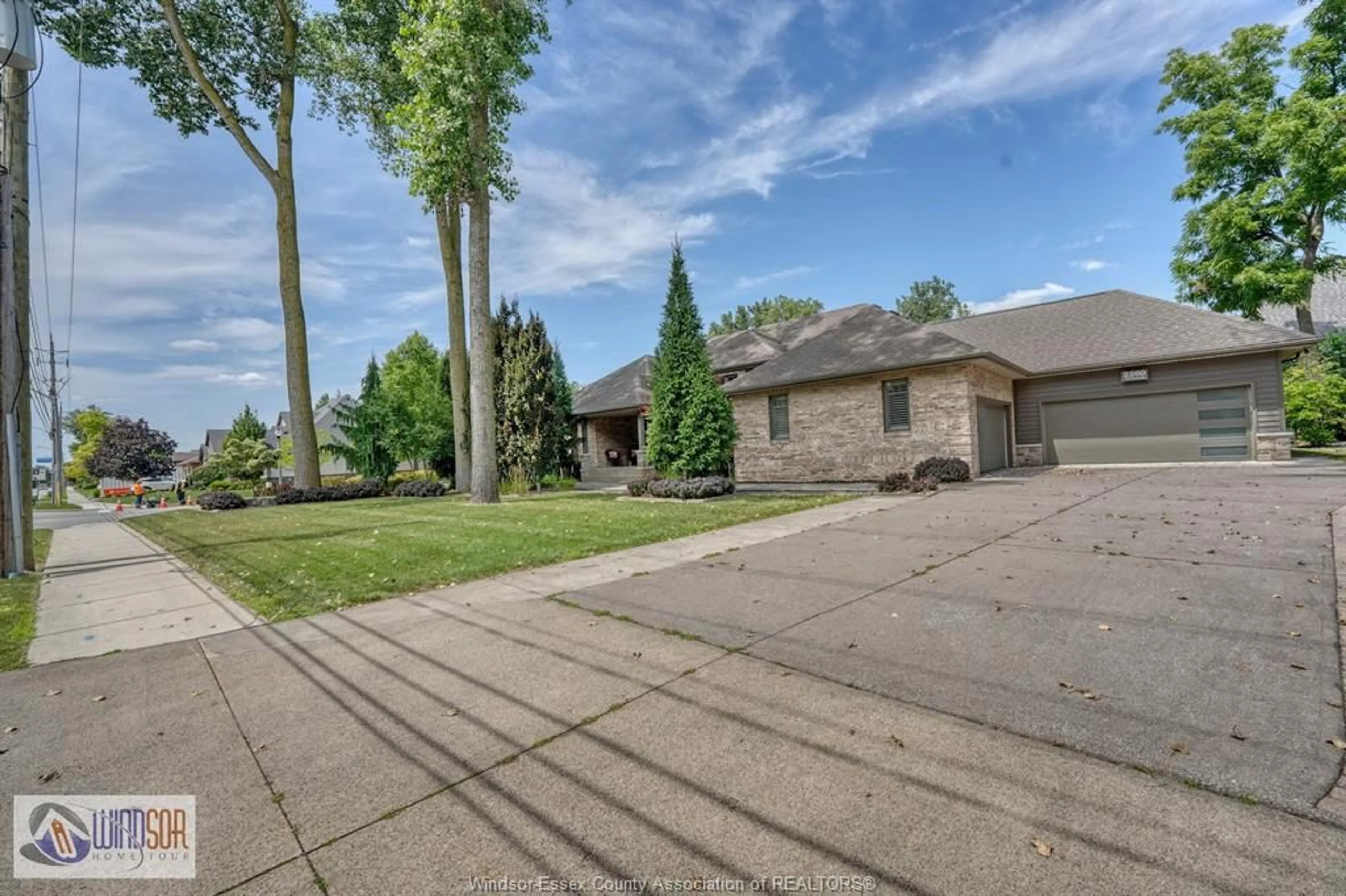 A pic from outside/outdoor area/front of a property/back of a property/a pic from drone, street for 2260 NORMANDY, LaSalle Ontario N9H 1Y9