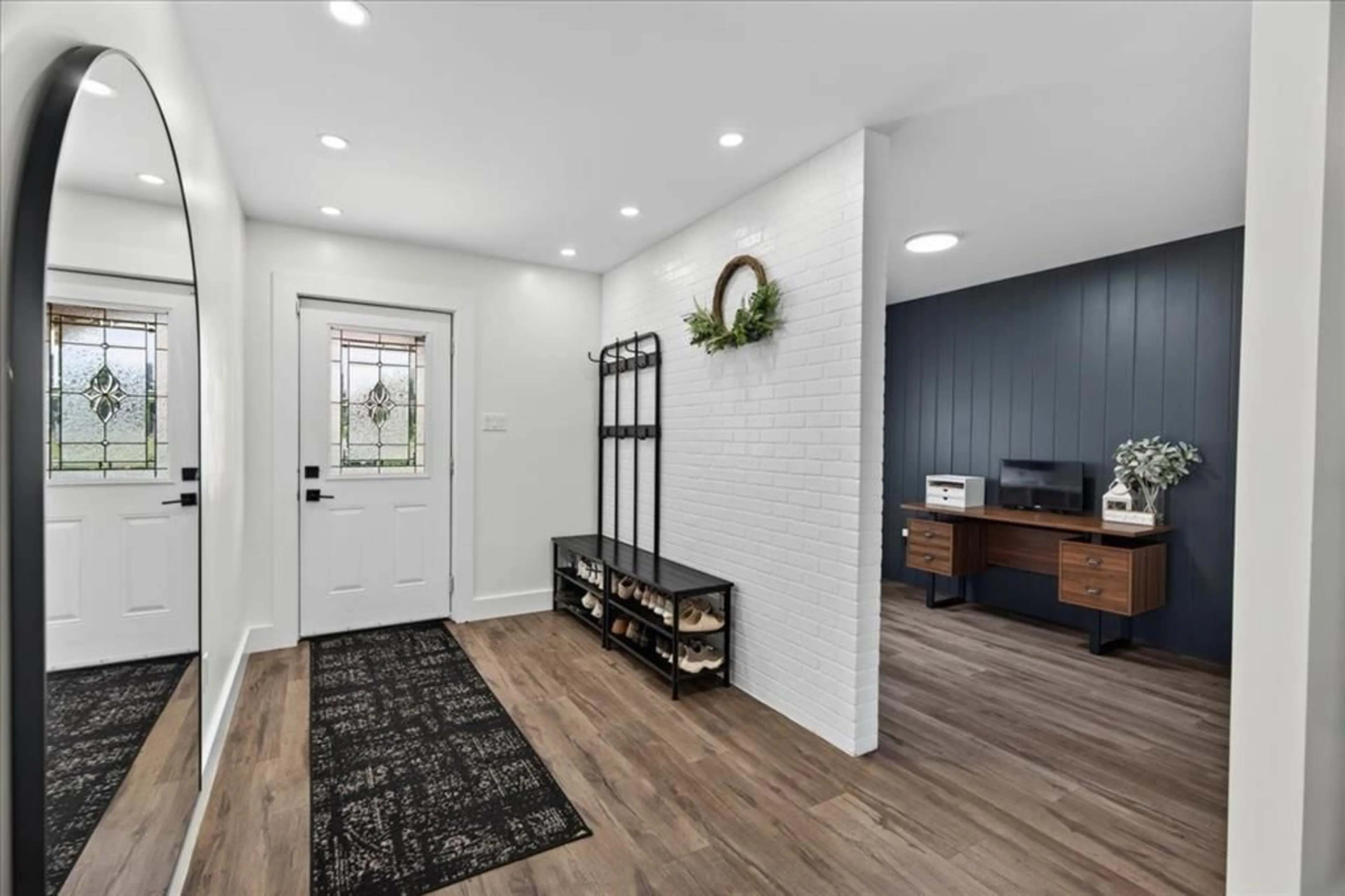 Indoor entryway for 72 ALLEN St, Lambton Shores Ontario N0M 2N0