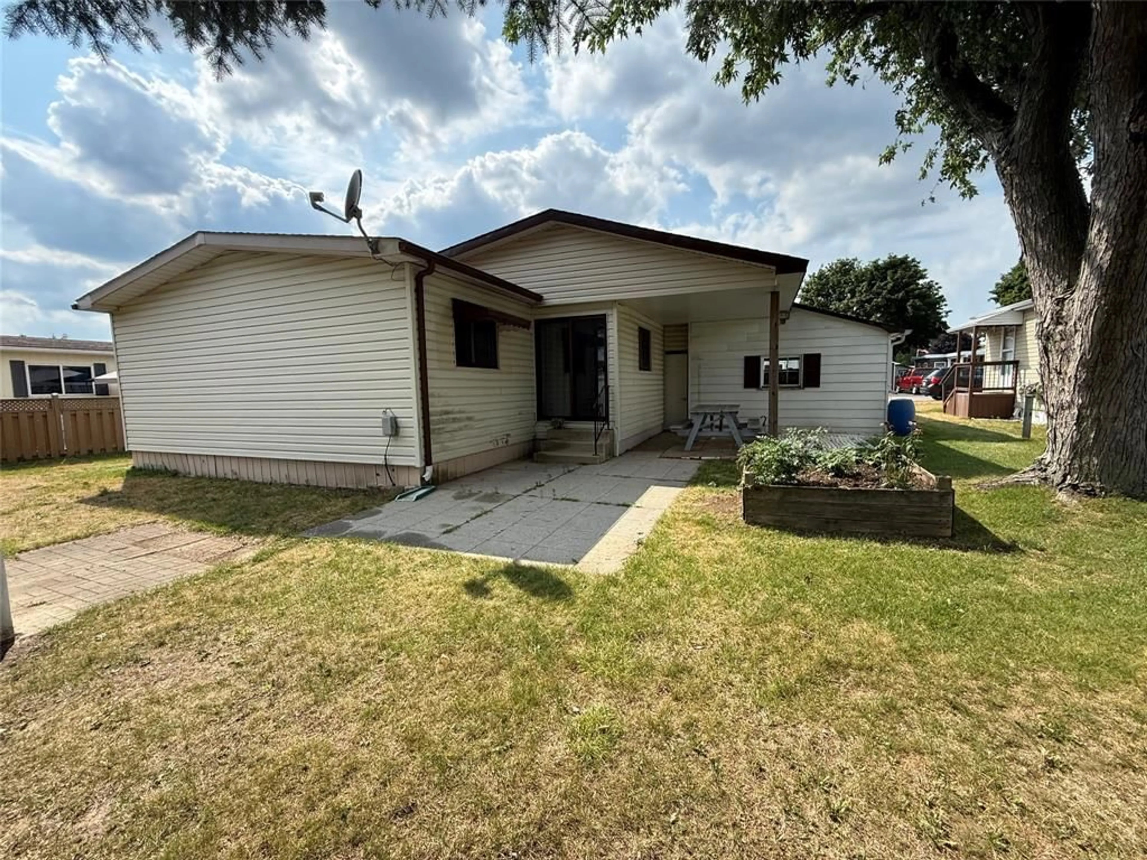 A pic from outside/outdoor area/front of a property/back of a property/a pic from drone, street for 10 VELMA St, Strathroy Ontario N7G 3L3