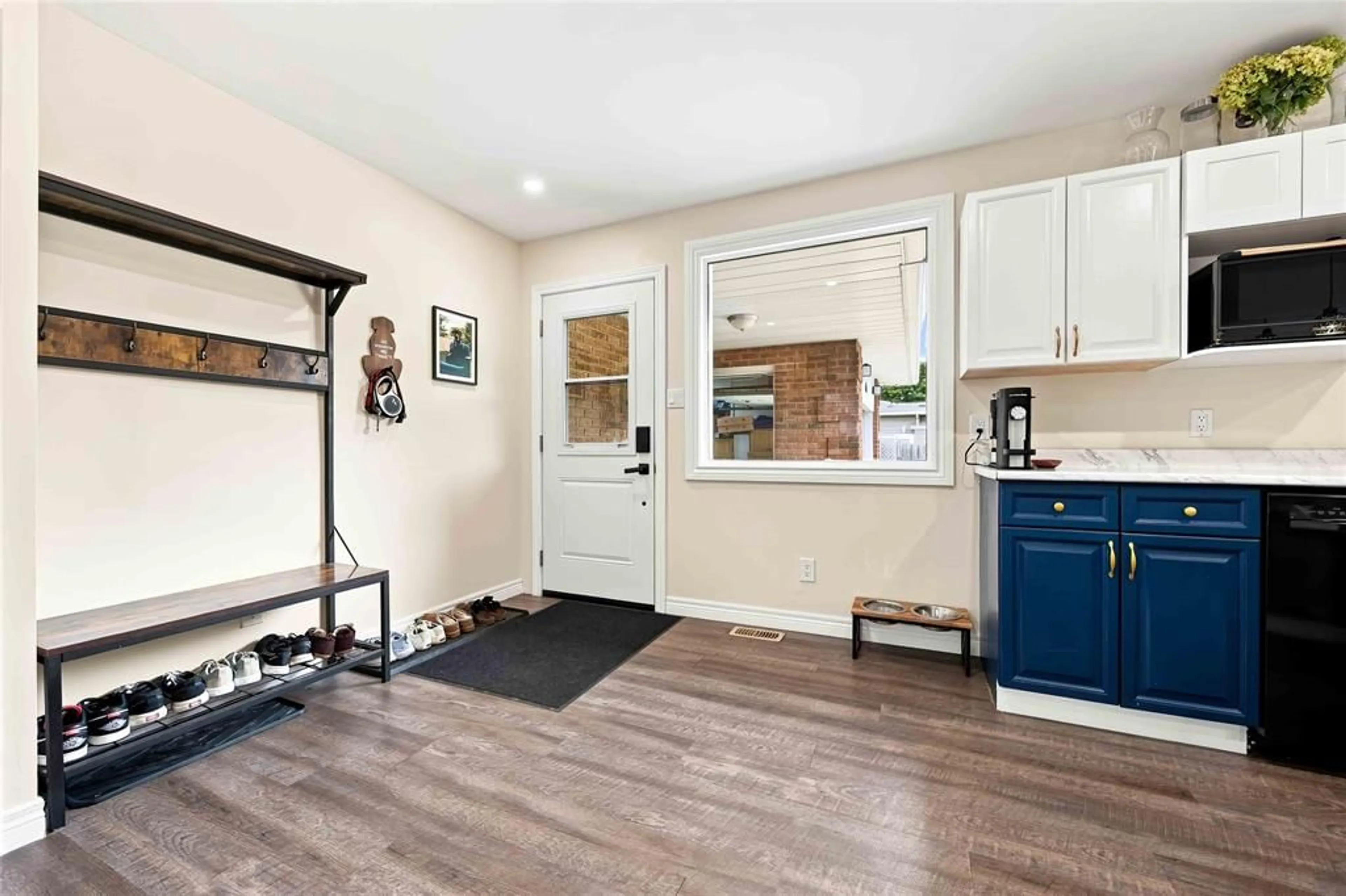 Indoor entryway for 464 PARKDALE Cres, St Clair Ontario N0N 1G0