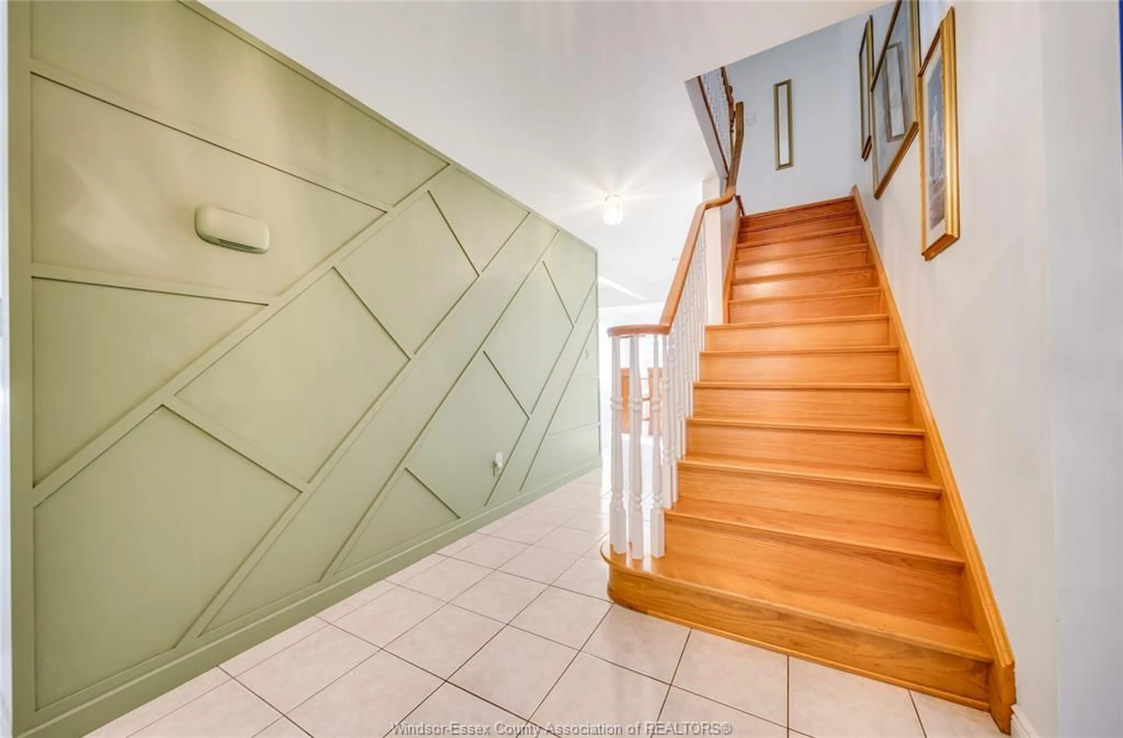 Indoor foyer for 2485 YOUNGSTOWN St, Windsor Ontario N9E 4L7