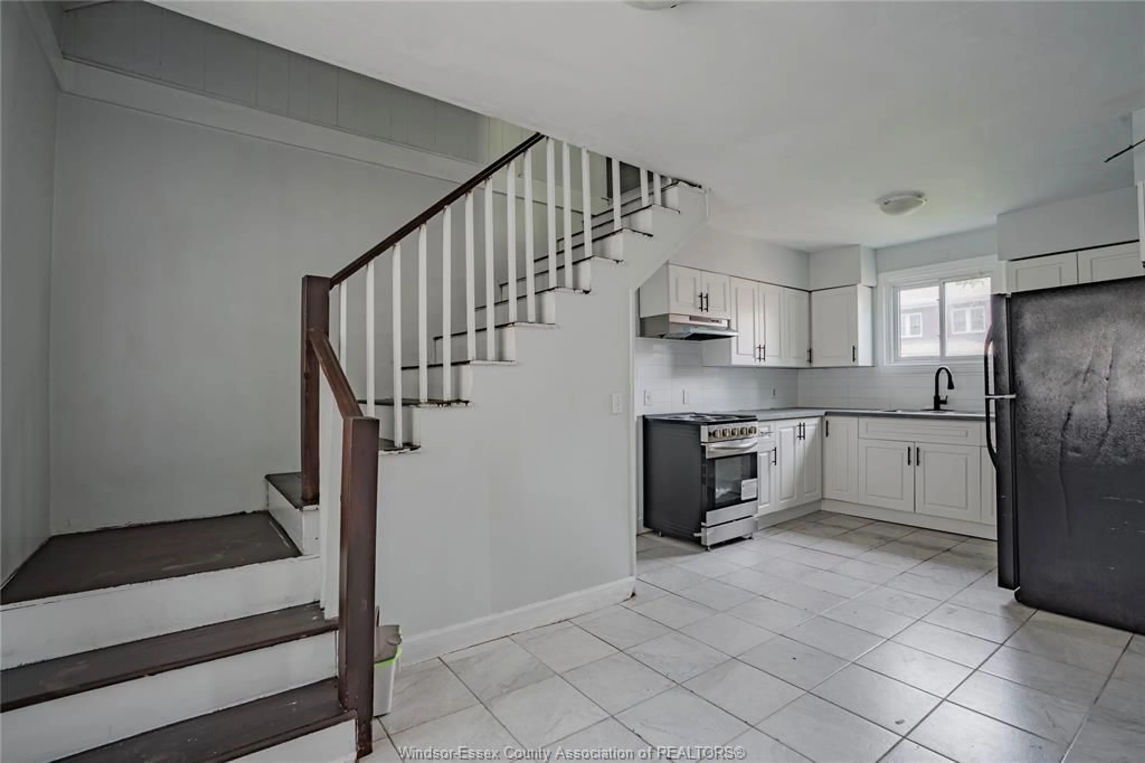 Unknown for 3668 KING St, Windsor Ontario N9C 1P5