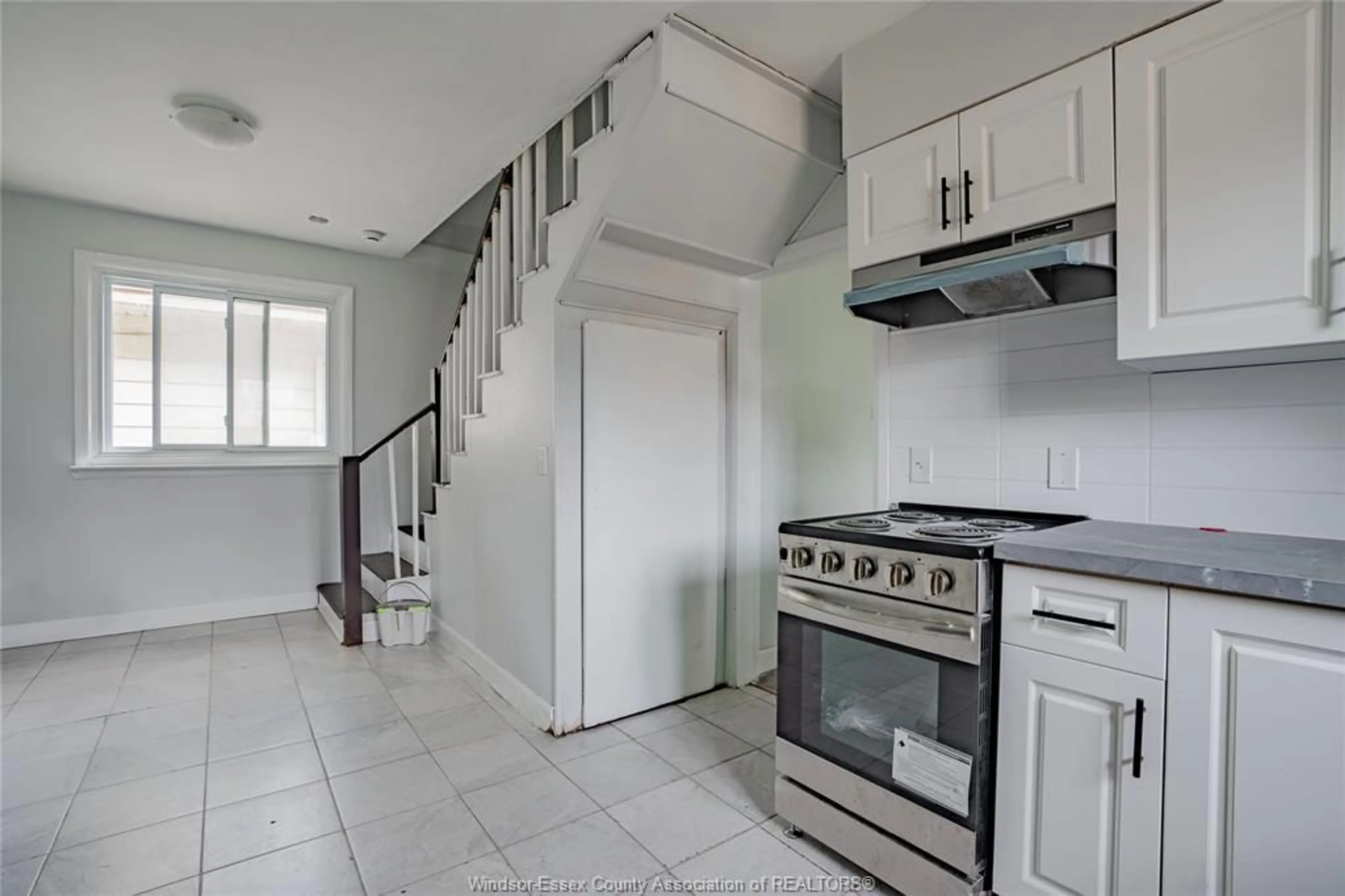 Unknown for 3668 KING St, Windsor Ontario N9C 1P5