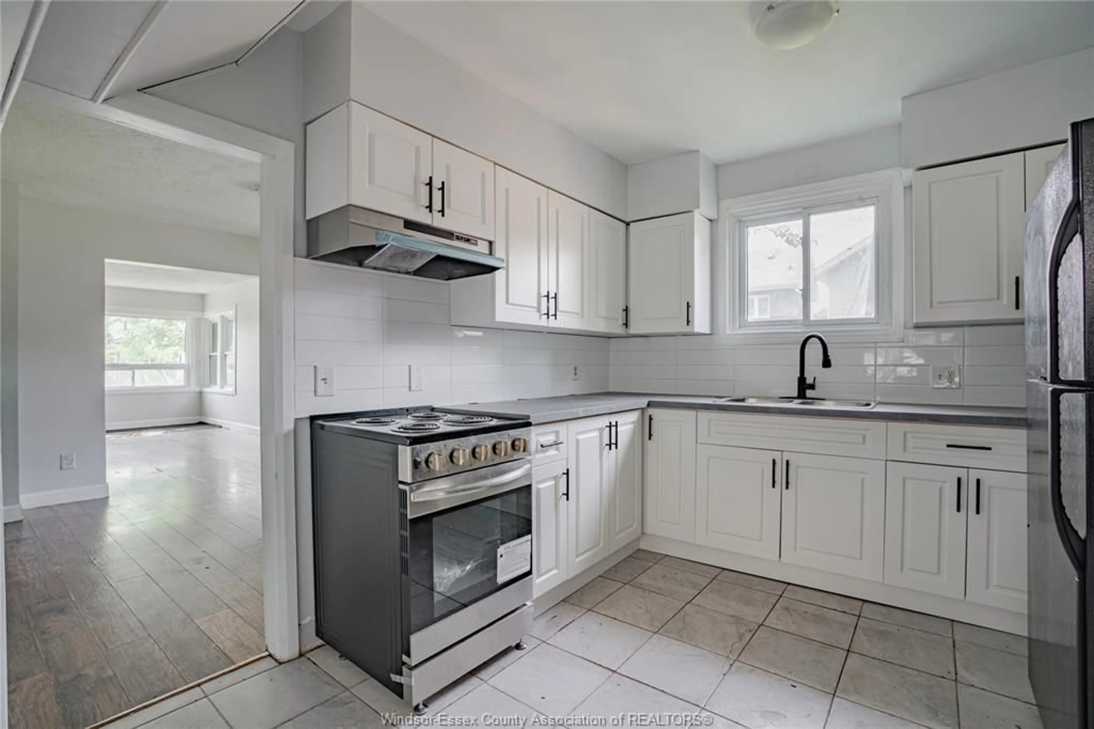 Standard kitchen, ceramic/tile floor for 3668 KING St, Windsor Ontario N9C 1P5