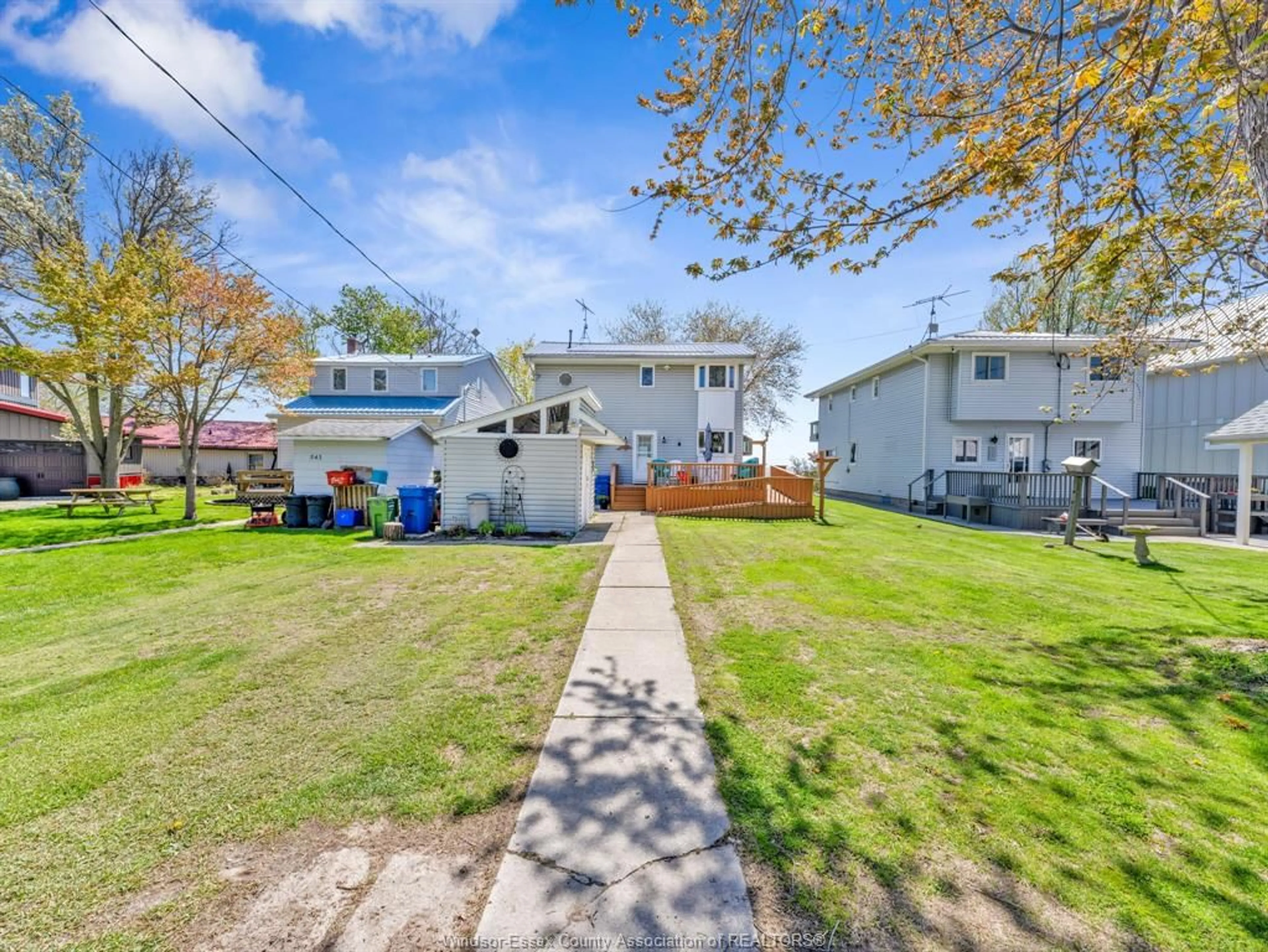 A pic from outside/outdoor area/front of a property/back of a property/a pic from drone, street for 545 LAKEVIEW, Essex Ontario N0R 1G0
