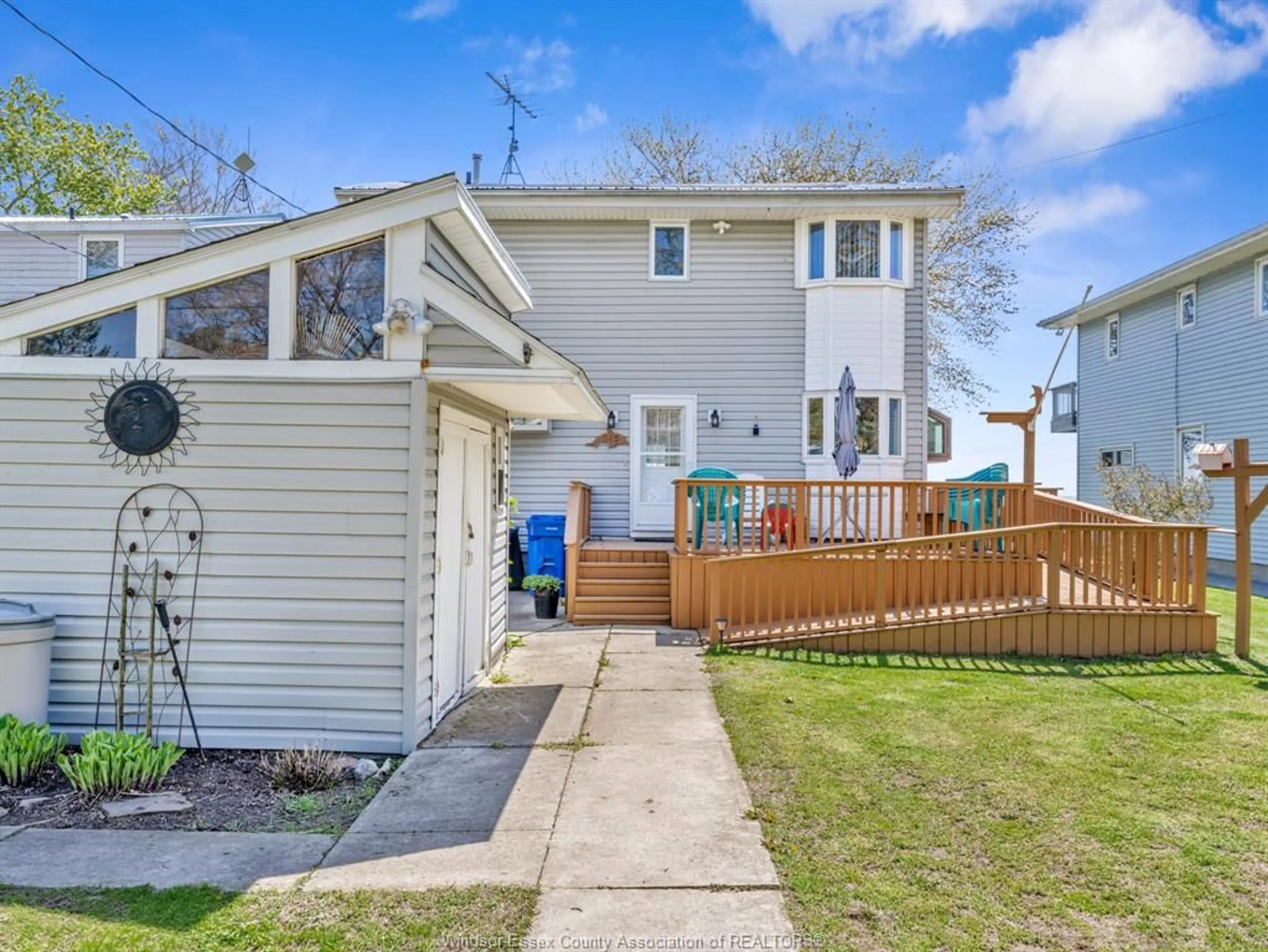 A pic from outside/outdoor area/front of a property/back of a property/a pic from drone, street for 545 LAKEVIEW, Essex Ontario N0R 1G0