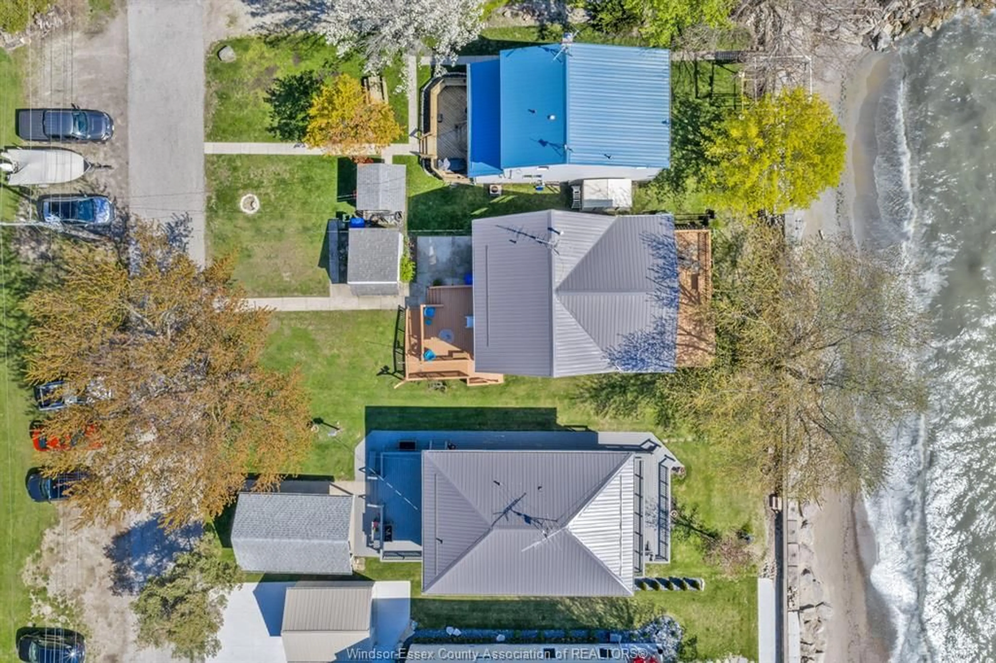 A pic from outside/outdoor area/front of a property/back of a property/a pic from drone, street for 545 LAKEVIEW, Essex Ontario N0R 1G0