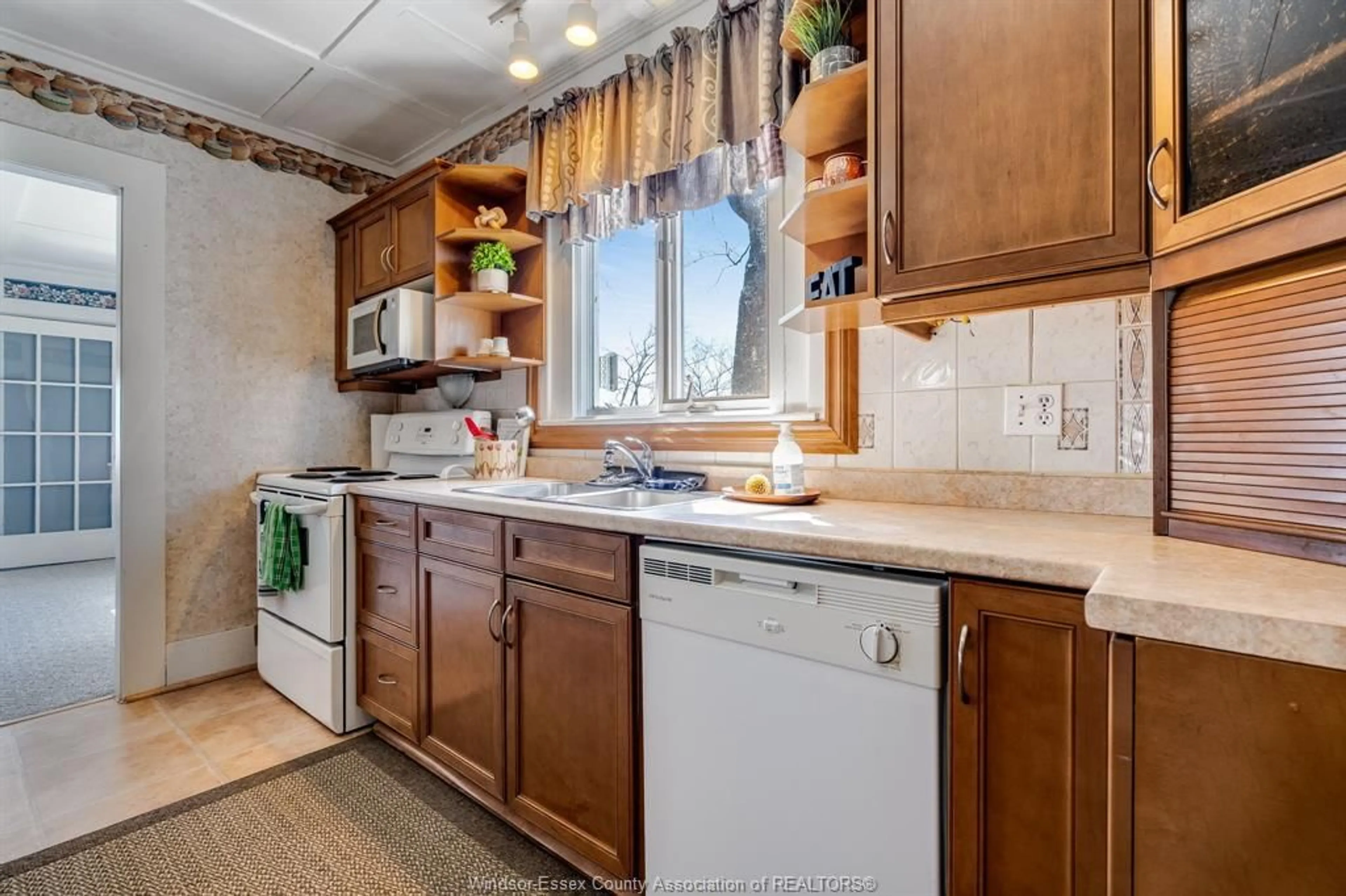 Standard kitchen, ceramic/tile floor for 1247 Heritage Rd, Kingsville Ontario N9Y 2E6