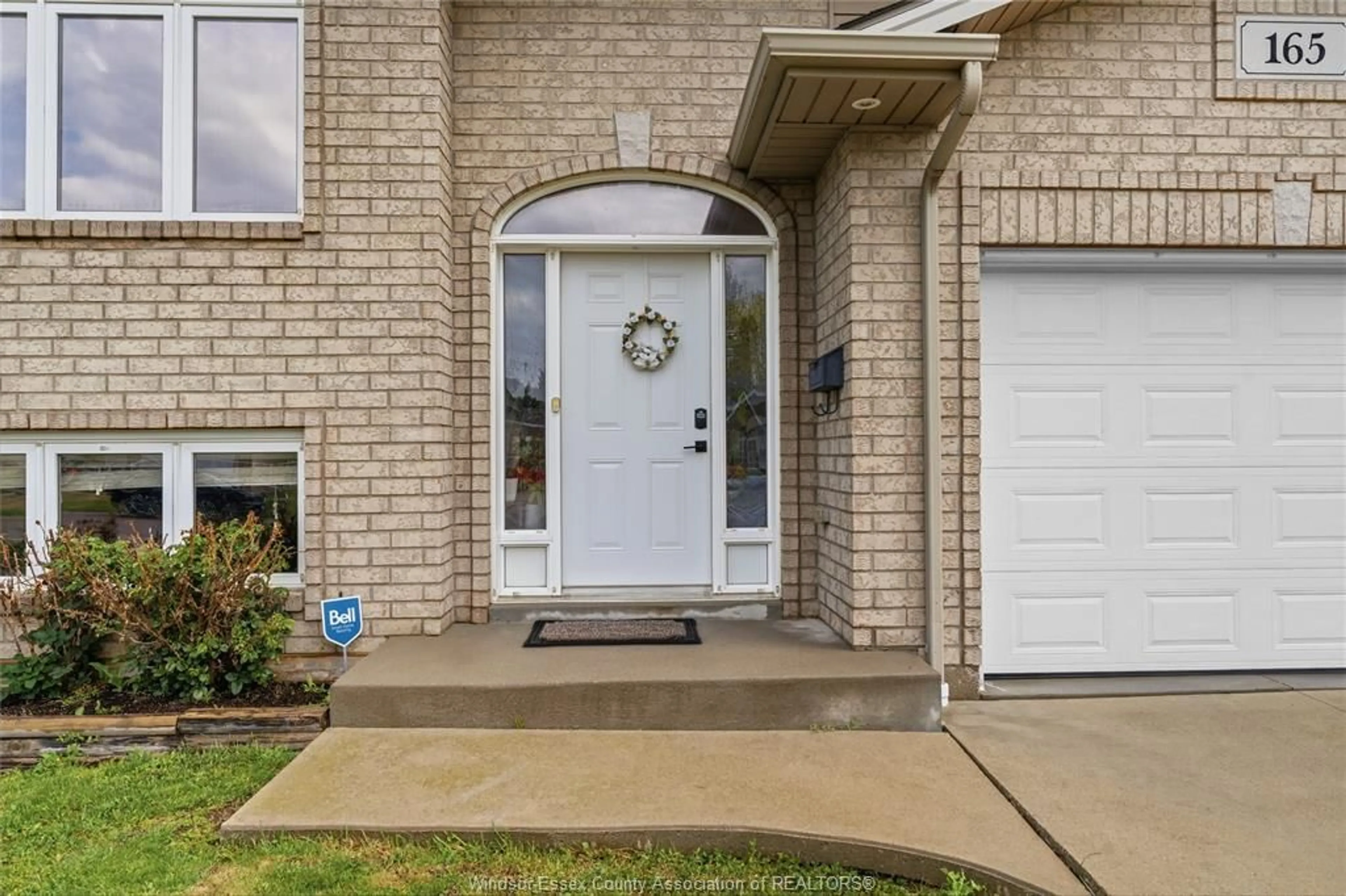 Indoor entryway for 165 THOMAS Ave, Wallaceburg Ontario N8A 5H5