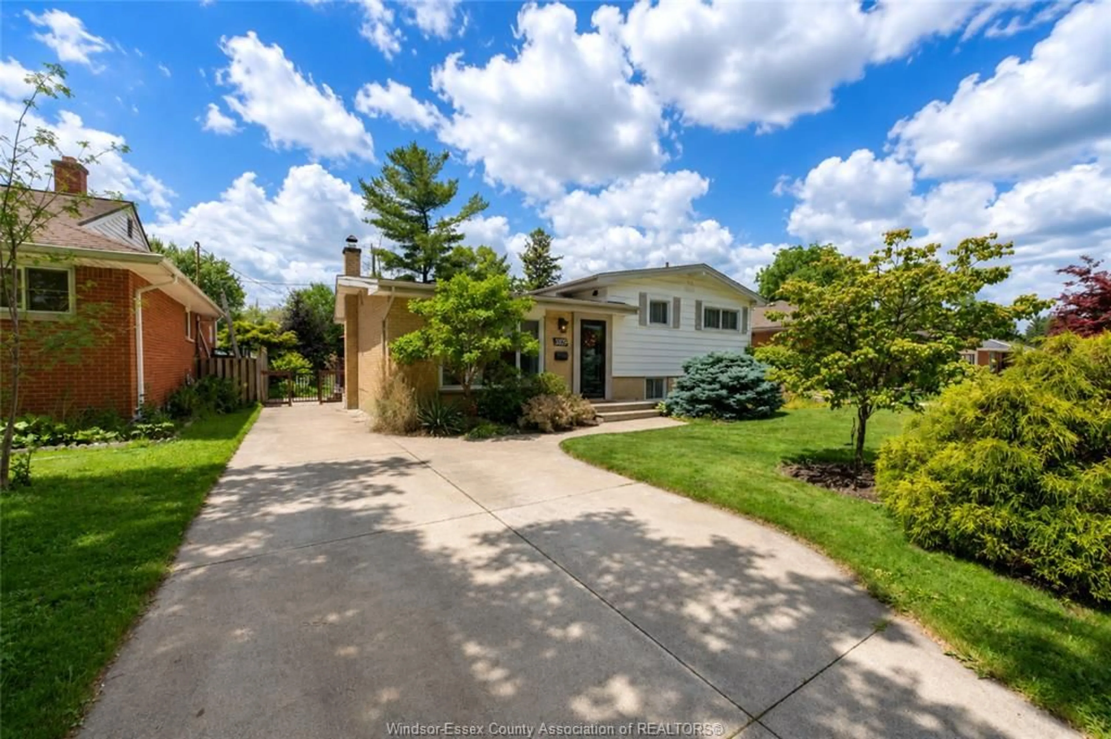 A pic from outside/outdoor area/front of a property/back of a property/a pic from drone, street for 3939 LONGFELLOW, Windsor Ontario N9G 2B4