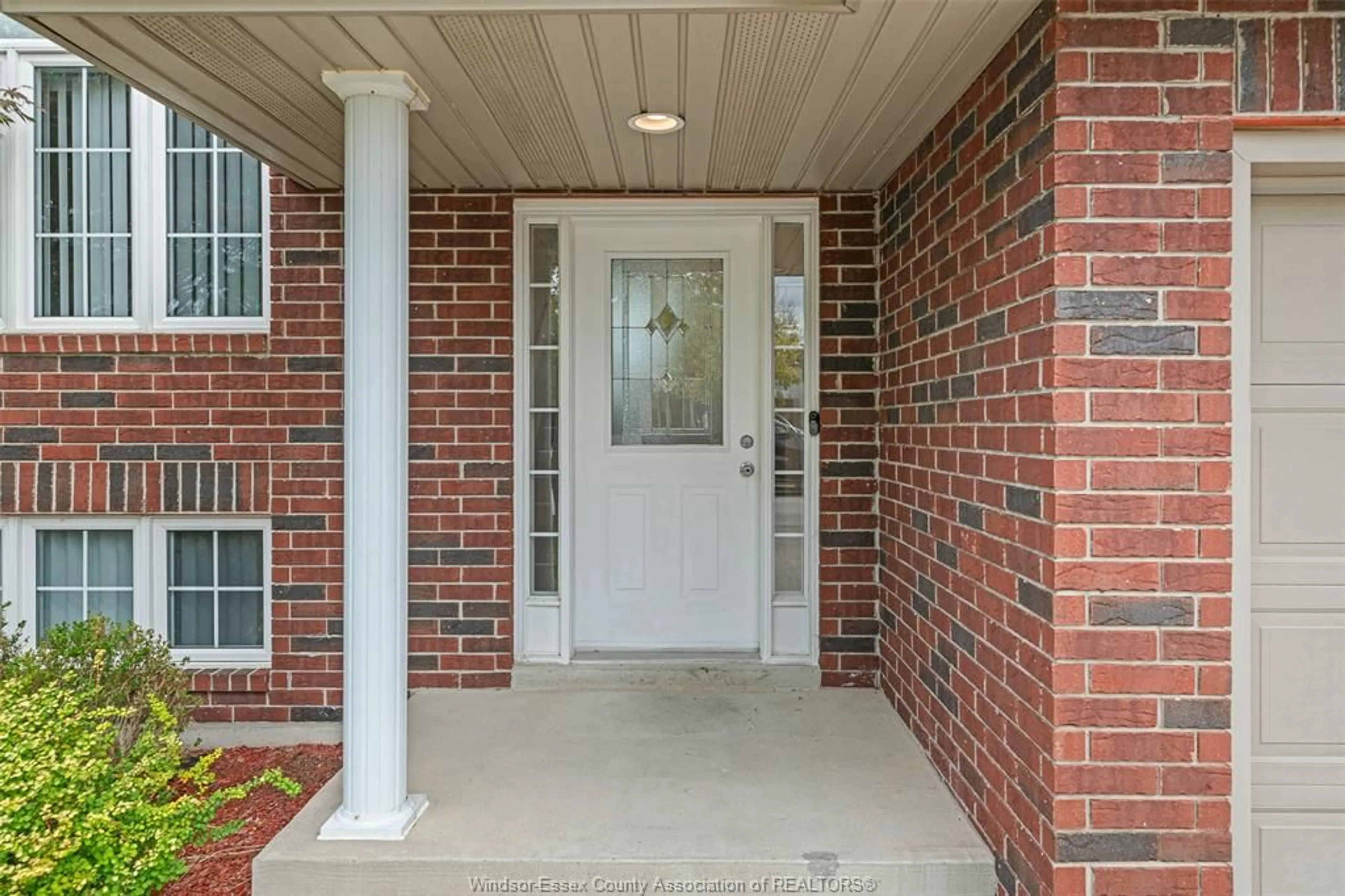 Indoor entryway for 2420 VENETIAN Ave, Windsor Ontario N8P 1W7