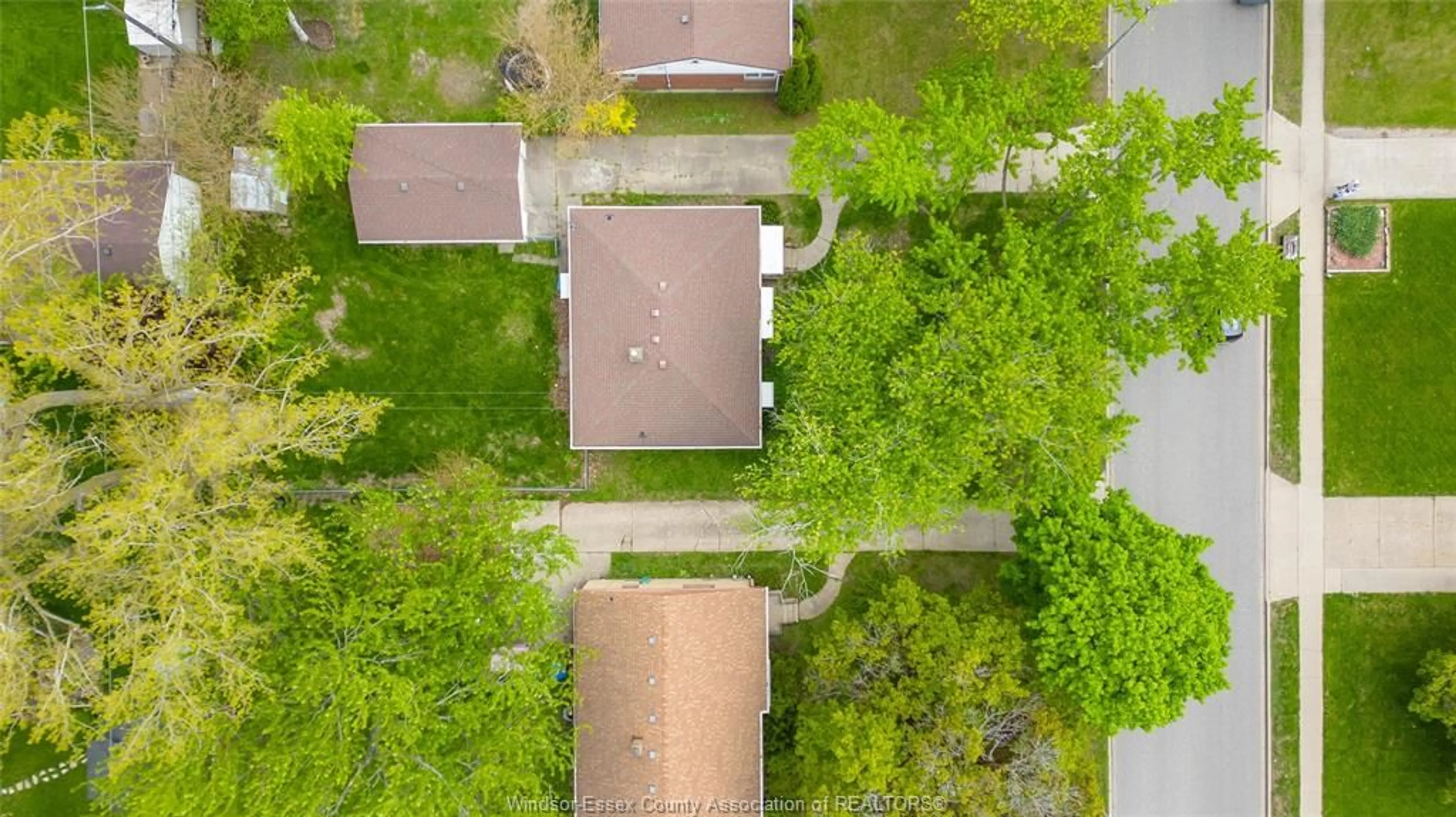 A pic from outside/outdoor area/front of a property/back of a property/a pic from drone, street for 3264 DOMINION Blvd, Windsor Ontario N9E 2N5