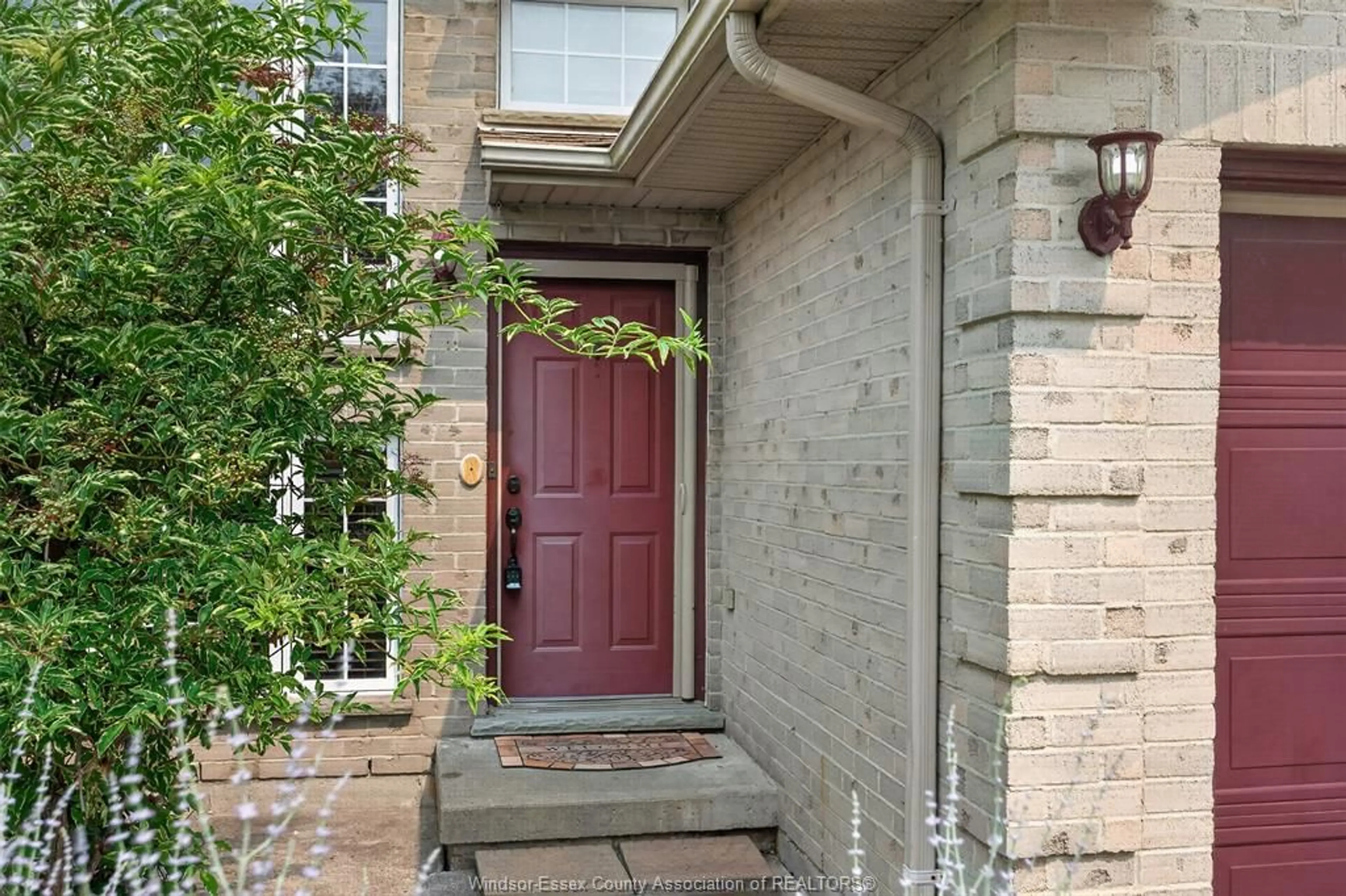 Indoor entryway for 828 MICHAEL Dr, Tecumseh Ontario N8N 5A3