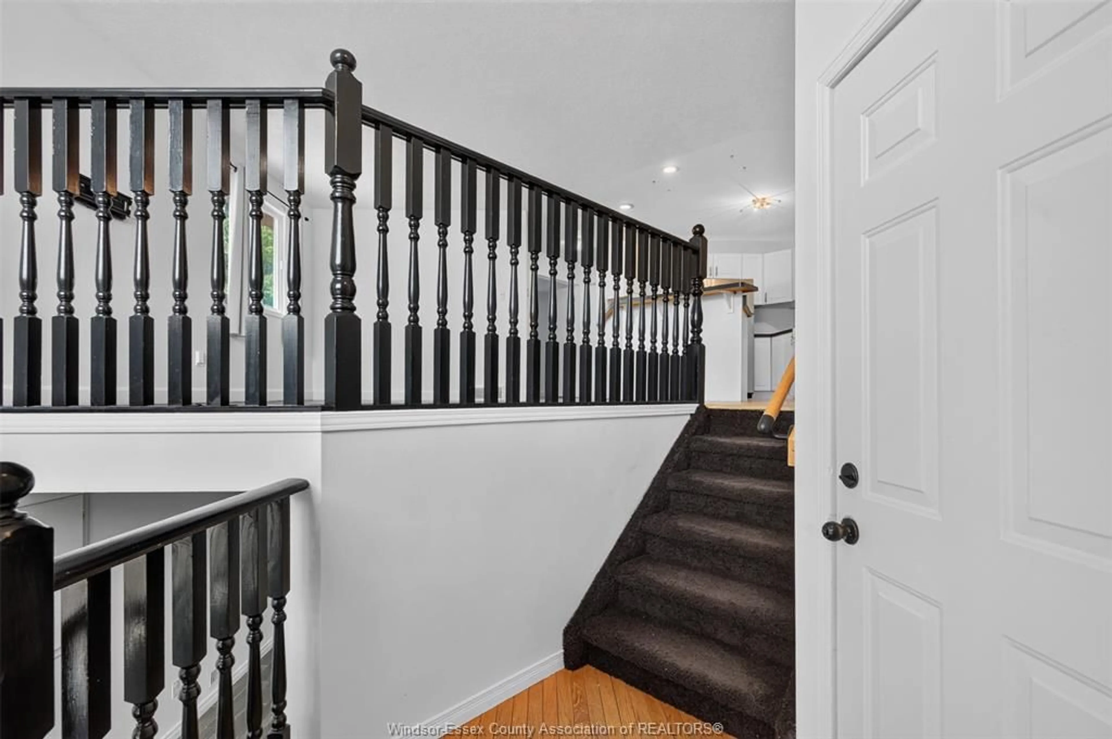 Indoor foyer for 828 MICHAEL Dr, Tecumseh Ontario N8N 5A3