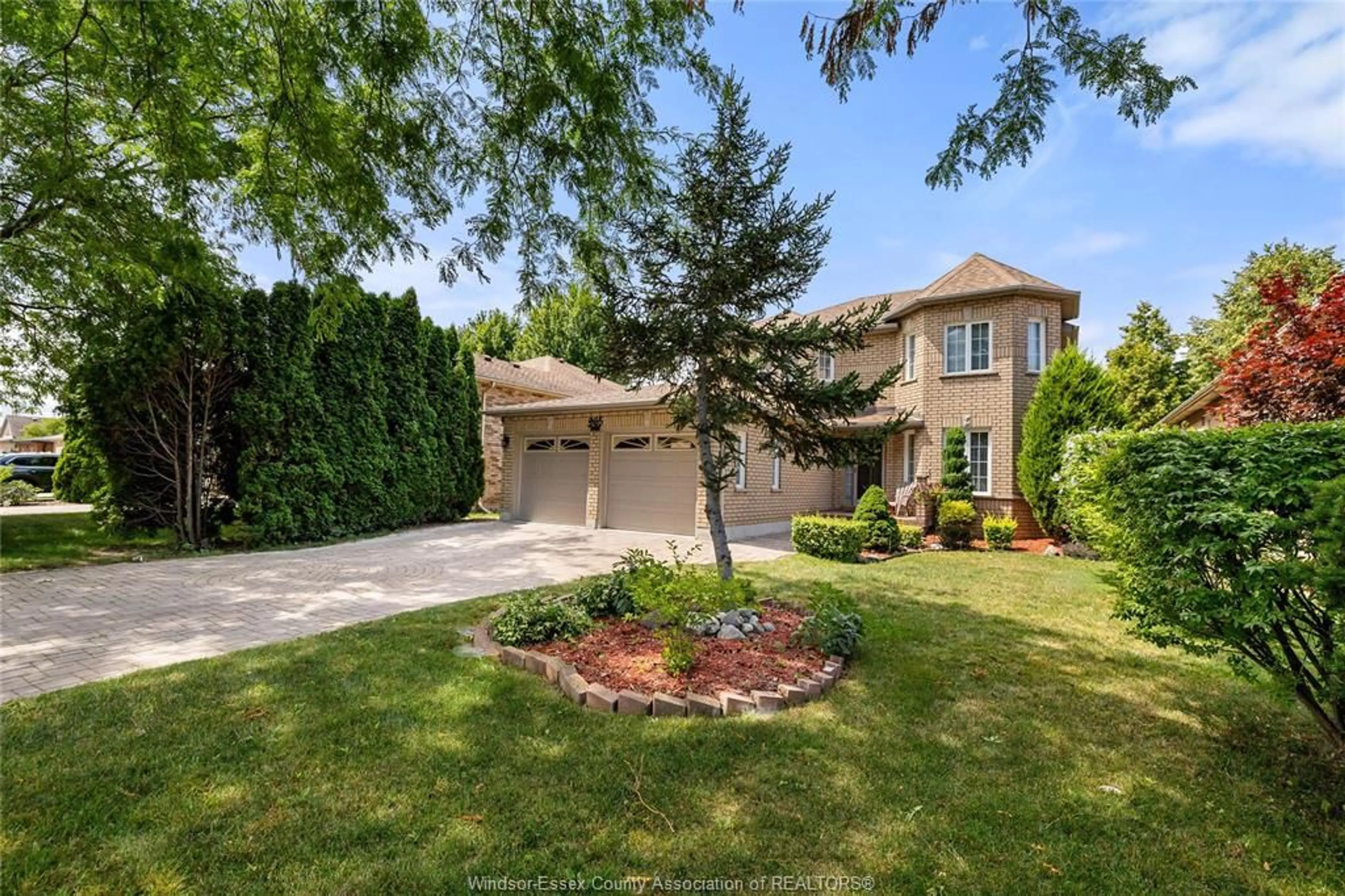 A pic from outside/outdoor area/front of a property/back of a property/a pic from drone, street for 965 GREENPARK, Windsor Ontario N8P 1J1