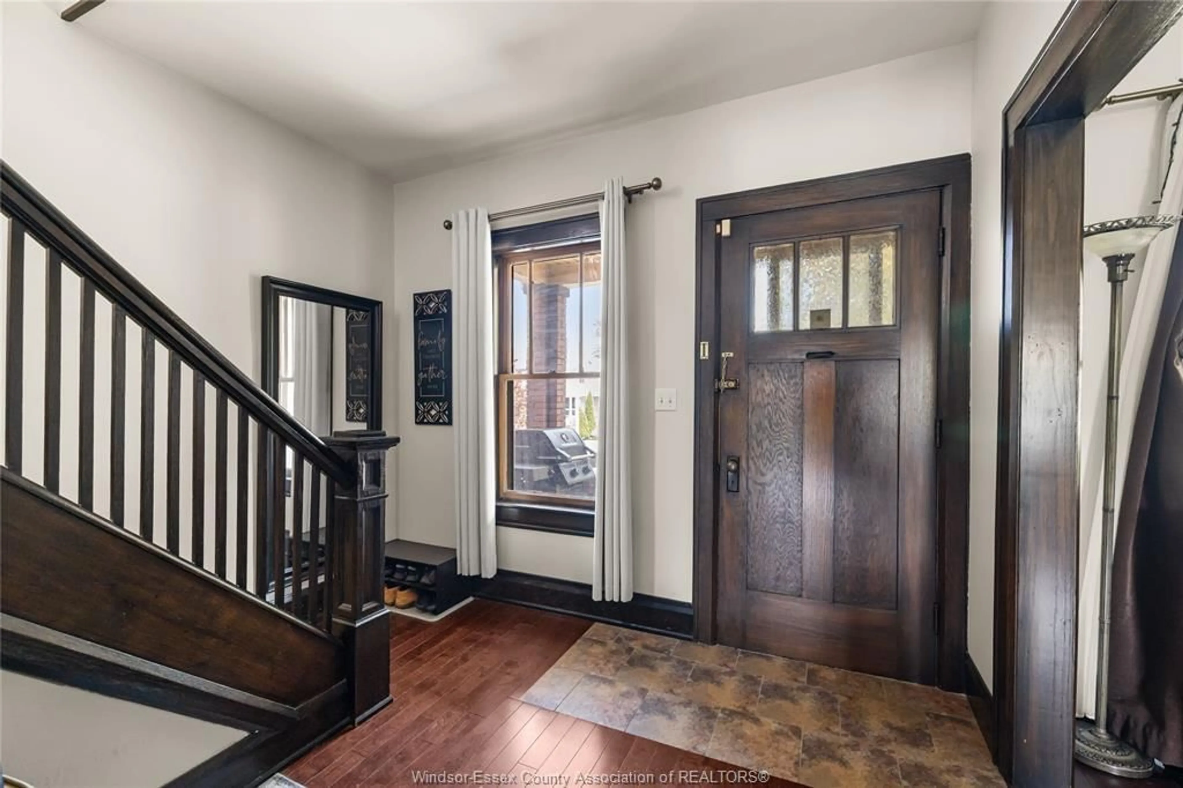 Indoor foyer for 1033 CHURCH St, Windsor Ontario N9A 4V3