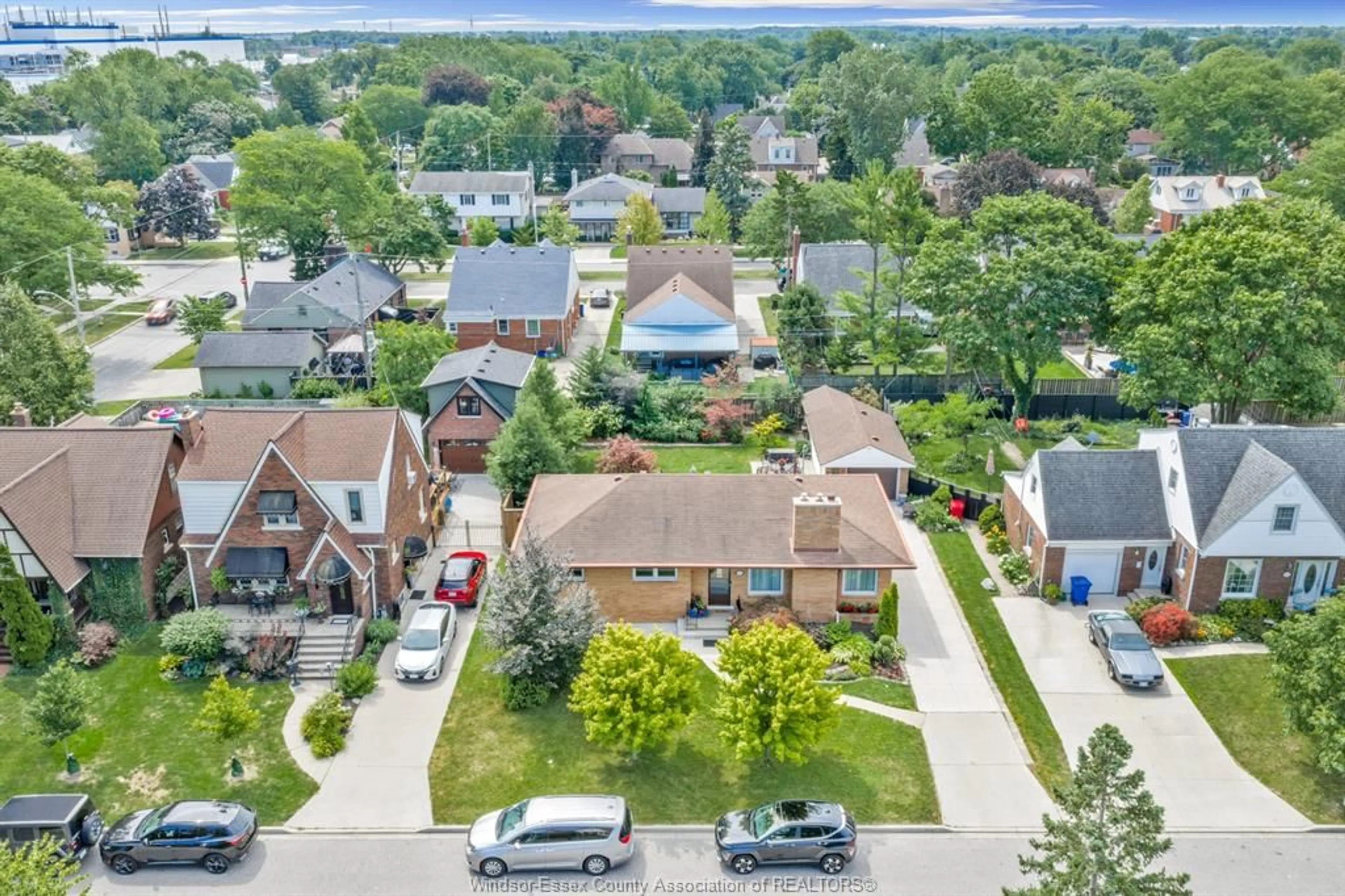 A pic from outside/outdoor area/front of a property/back of a property/a pic from drone, street for 2065 VERDUN Ave, Windsor Ontario N8W 1P6