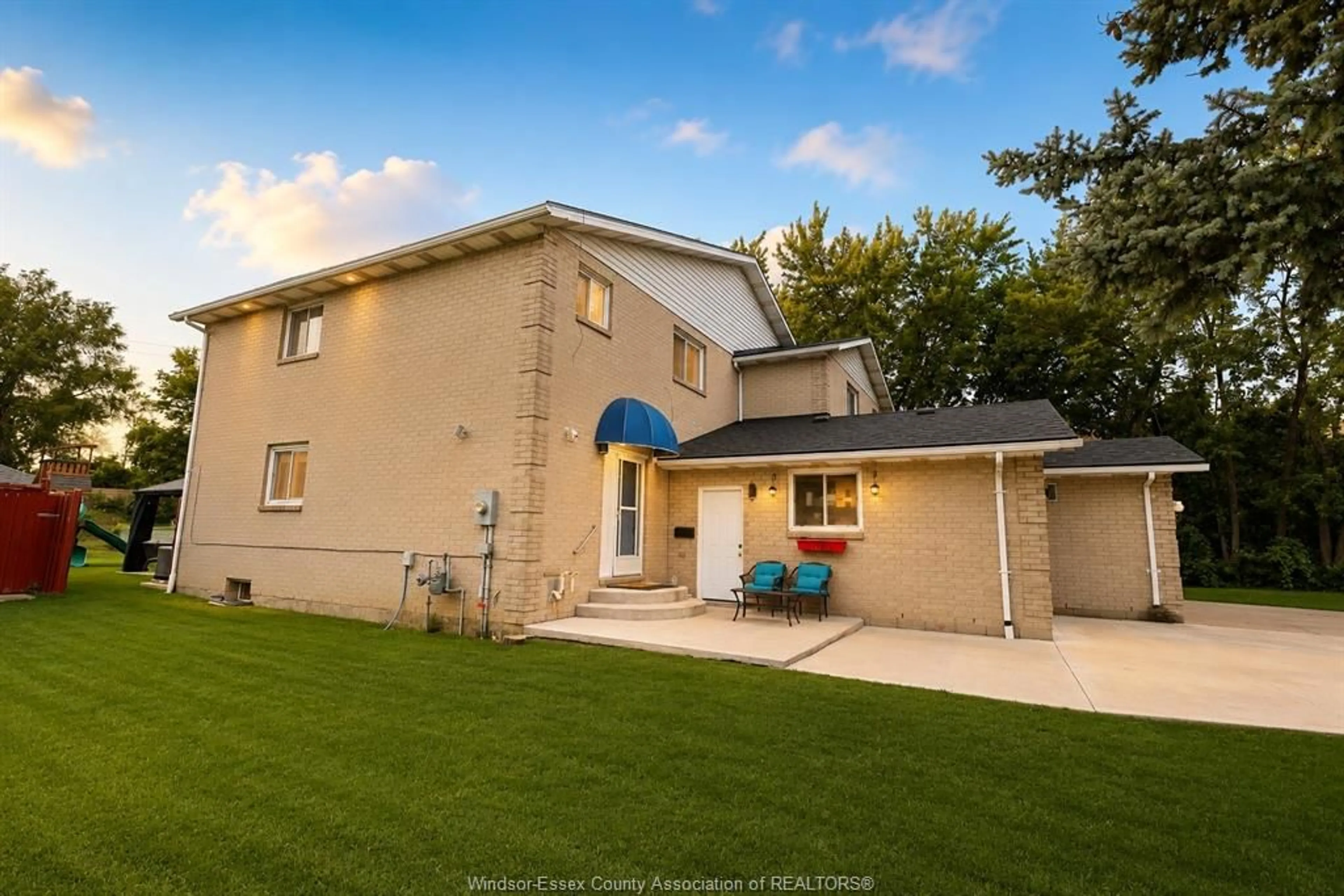 Home with vinyl exterior material, street for 1030 SOUTH PACIFIC Ave, Windsor Ontario N8X 5A4