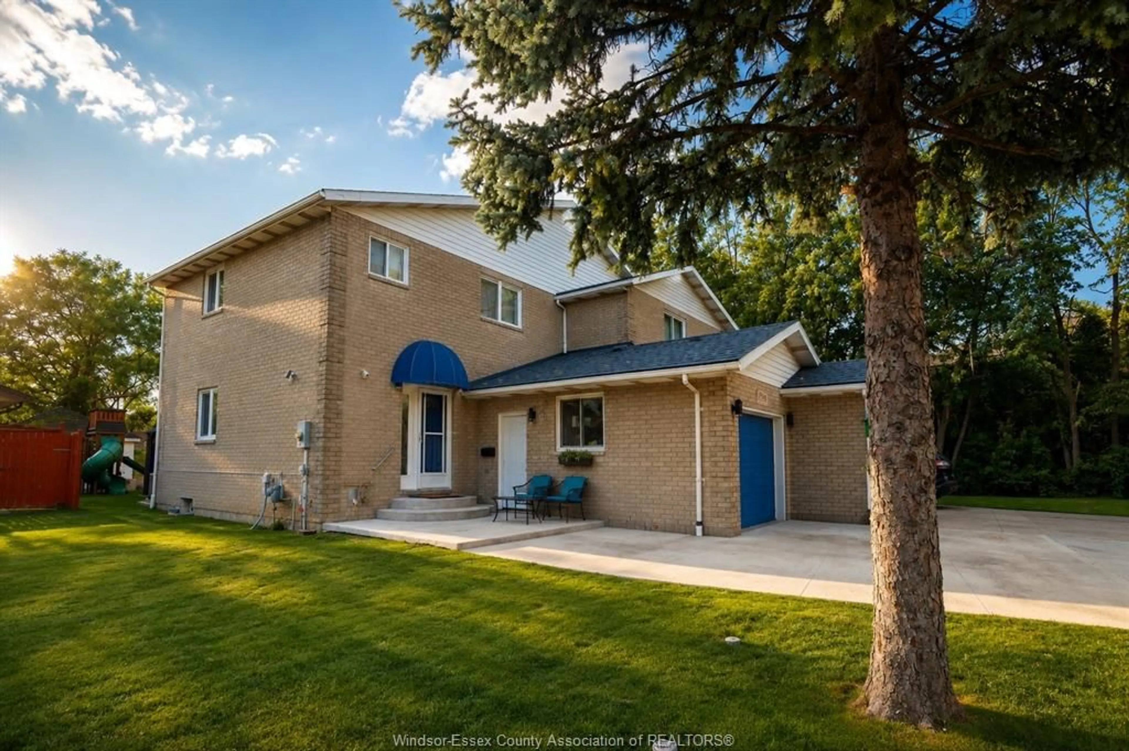 Home with vinyl exterior material, street for 1030 SOUTH PACIFIC Ave, Windsor Ontario N8X 5A4
