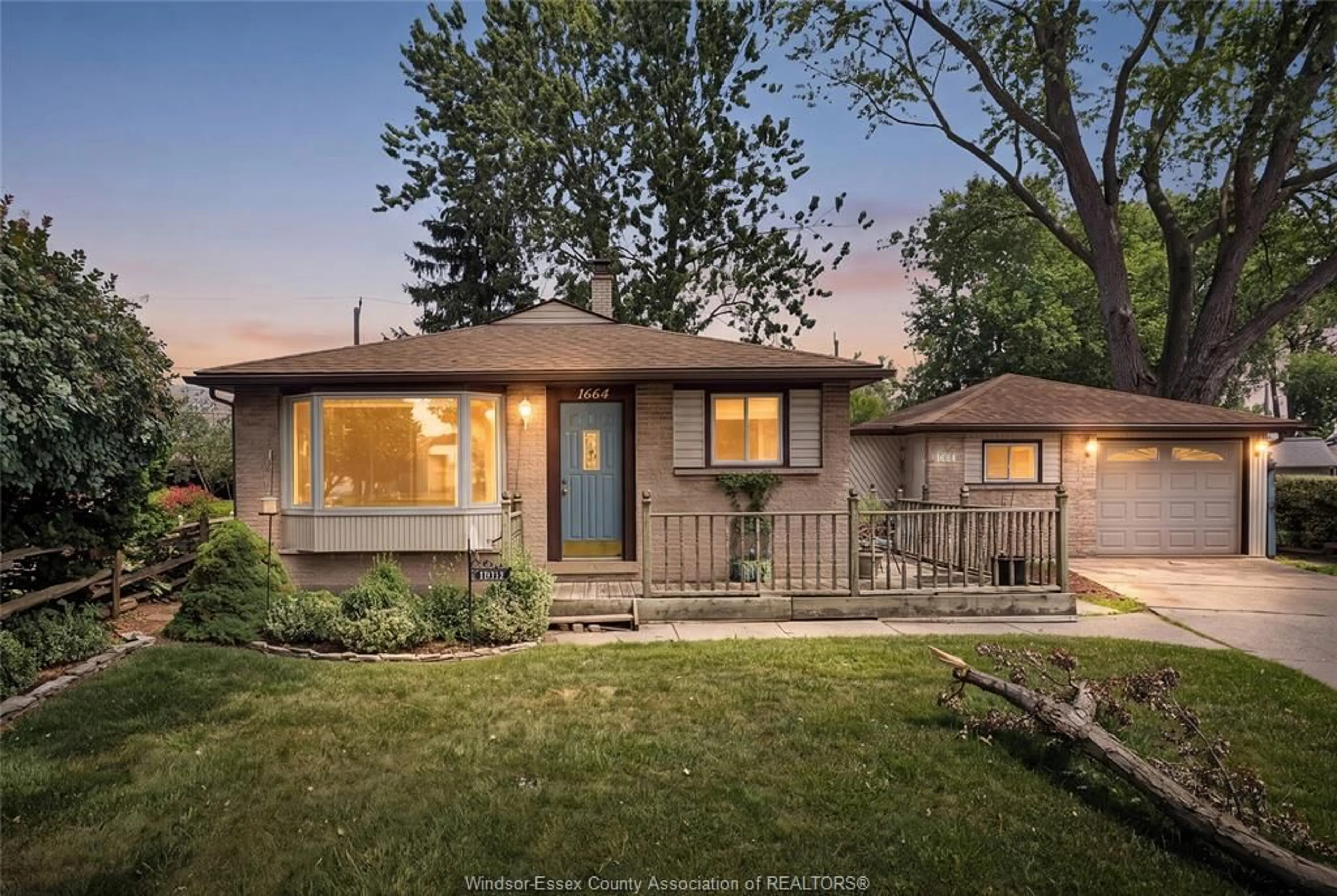 Home with vinyl exterior material, street for 1664 GREENVIEW Cres, Windsor Ontario N9C 2E9