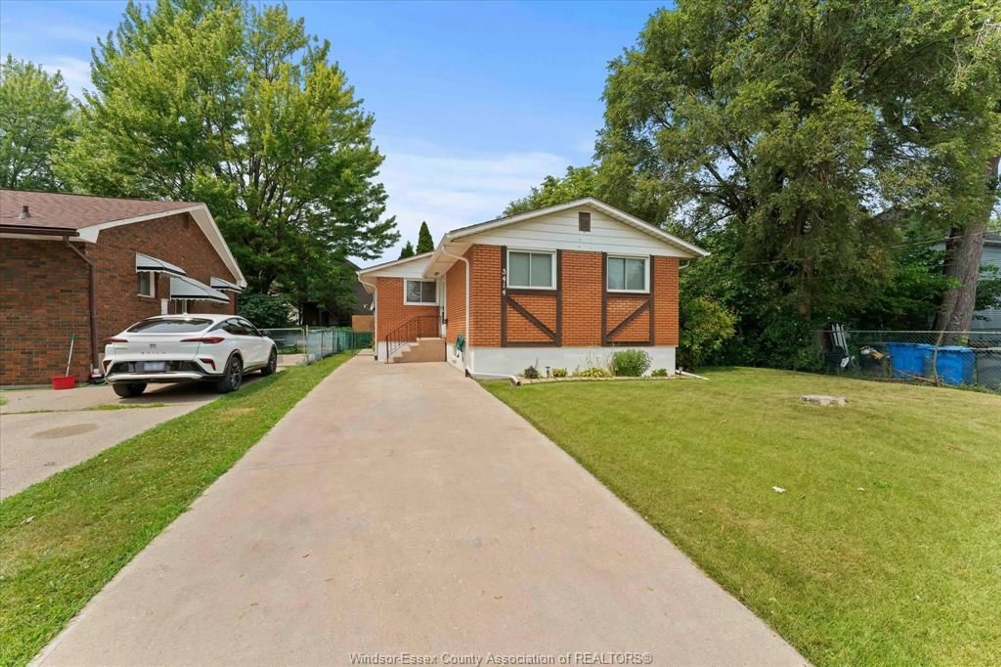 A pic from outside/outdoor area/front of a property/back of a property/a pic from drone, street for 3414 HARRIS St, Windsor Ontario N9C 1N5