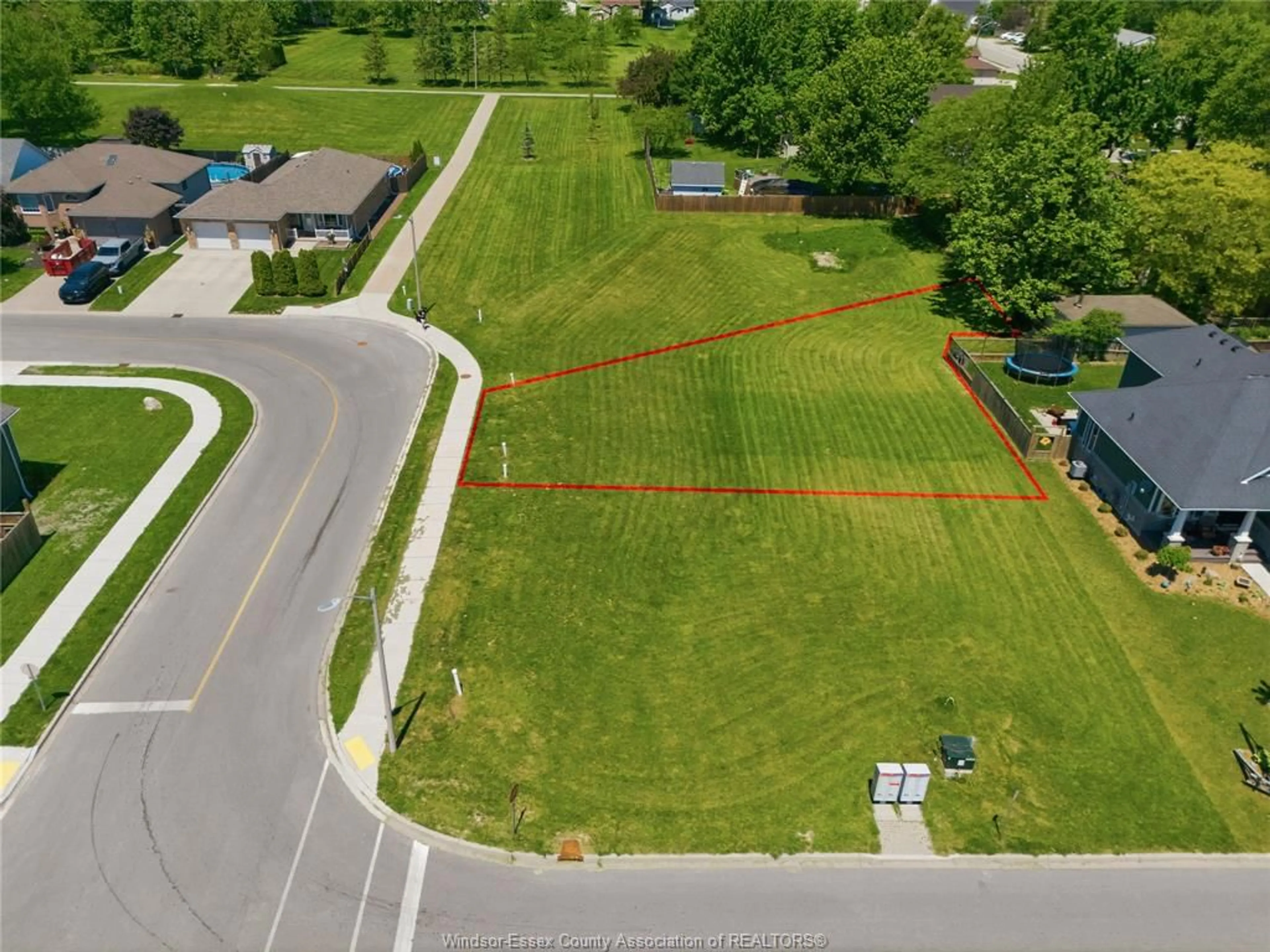A pic from outside/outdoor area/front of a property/back of a property/a pic from drone, street for 197 BRIEN, Essex Ontario N8M 3G3