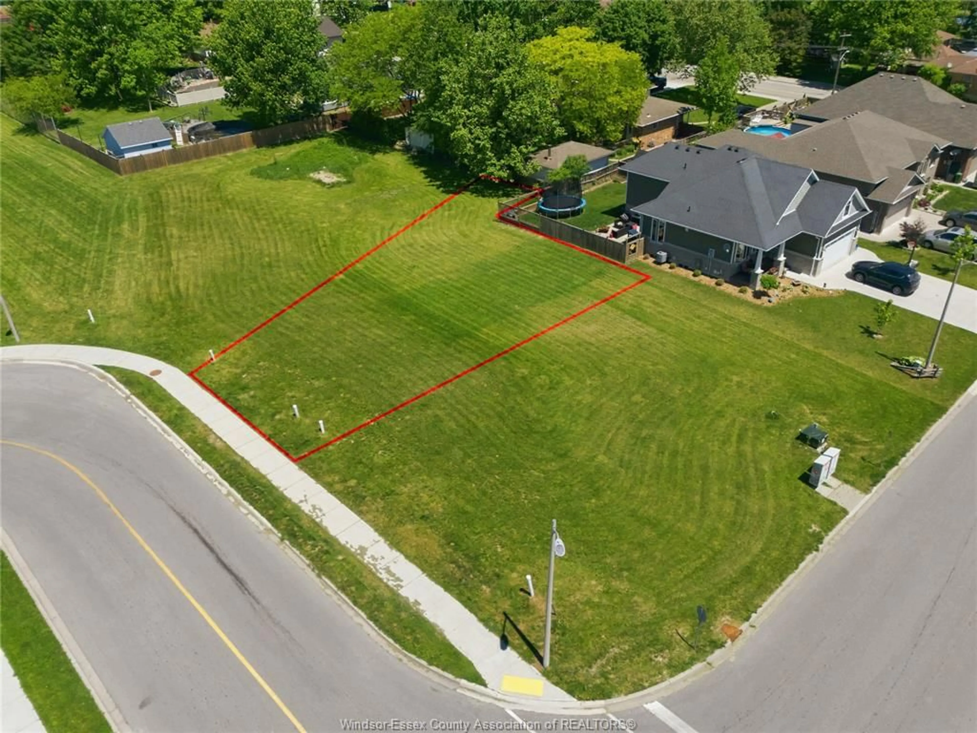 A pic from outside/outdoor area/front of a property/back of a property/a pic from drone, street for 197 BRIEN, Essex Ontario N8M 3G3