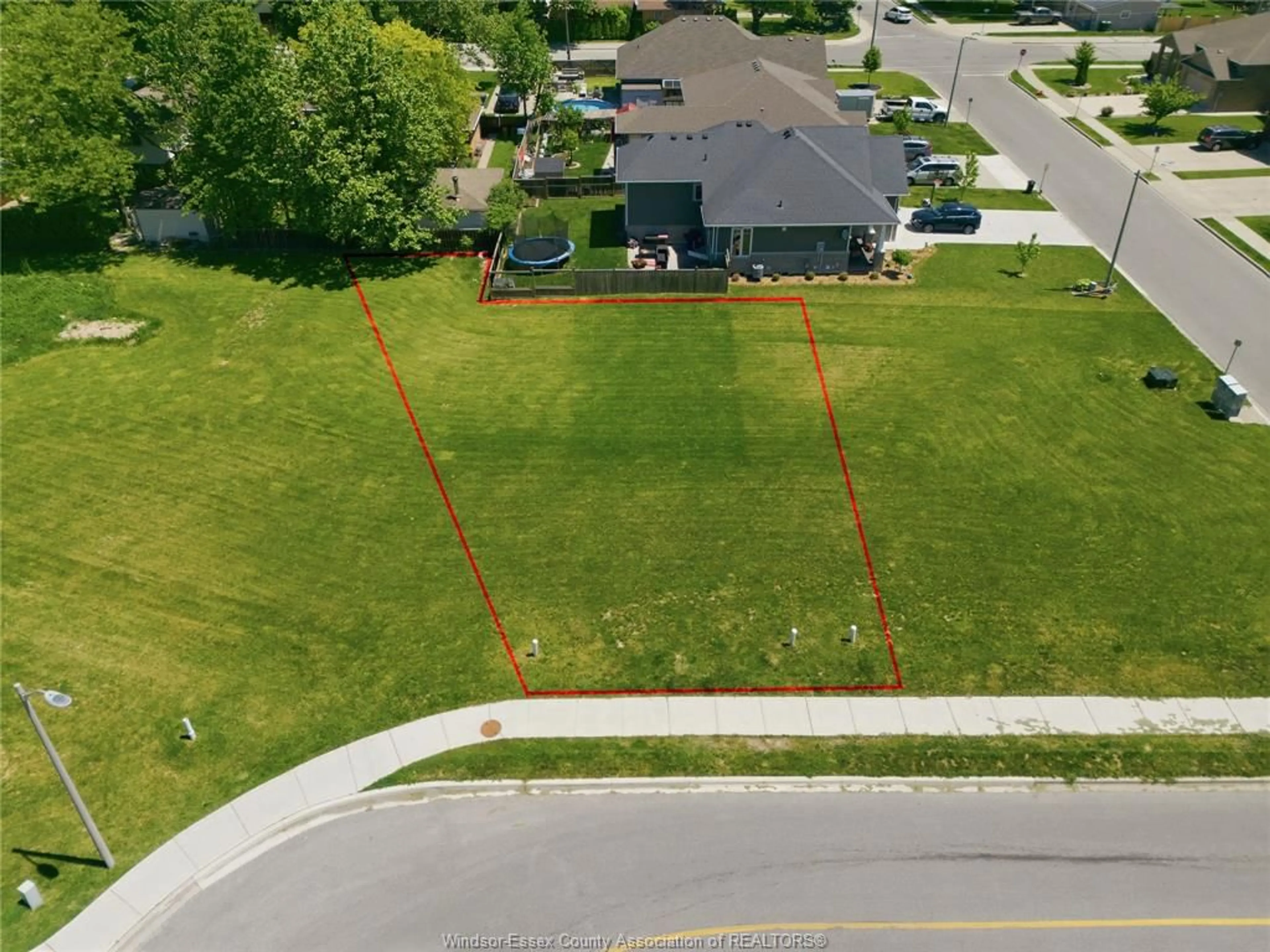 A pic from outside/outdoor area/front of a property/back of a property/a pic from drone, street for 197 BRIEN, Essex Ontario N8M 3G3