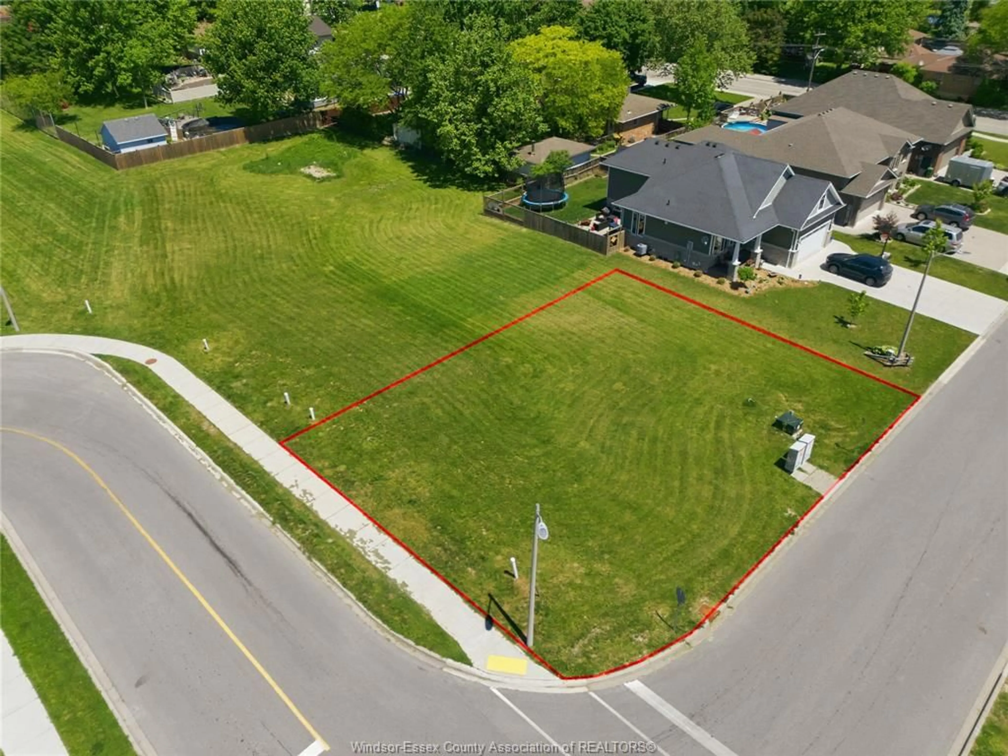 A pic from outside/outdoor area/front of a property/back of a property/a pic from drone, street for 195 BRIEN, Essex Ontario N8M 3G3