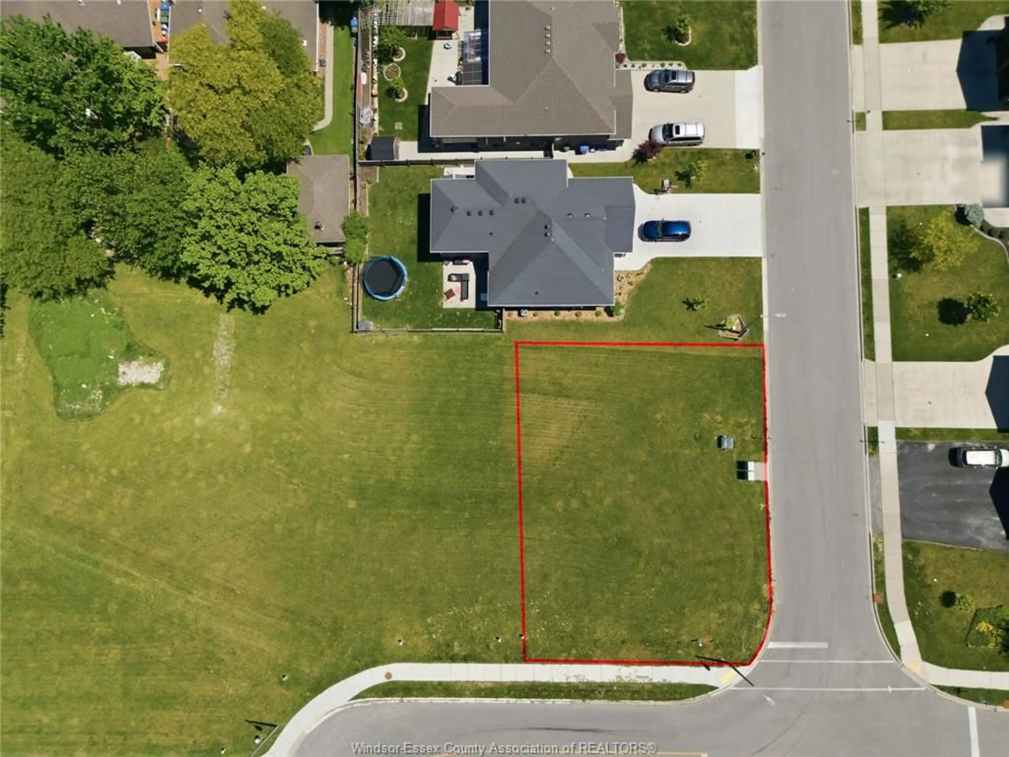 A pic from outside/outdoor area/front of a property/back of a property/a pic from drone, street for 195 BRIEN, Essex Ontario N8M 3G3