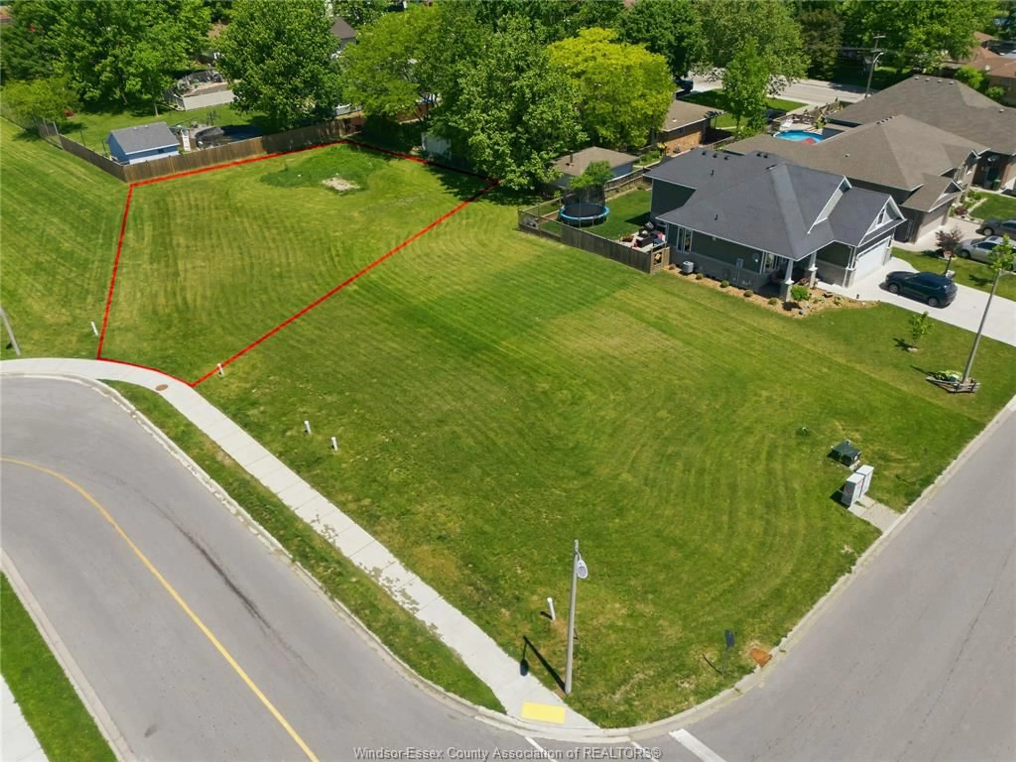 A pic from outside/outdoor area/front of a property/back of a property/a pic from drone, street for 199 BRIEN, Essex Ontario N8M 3G3