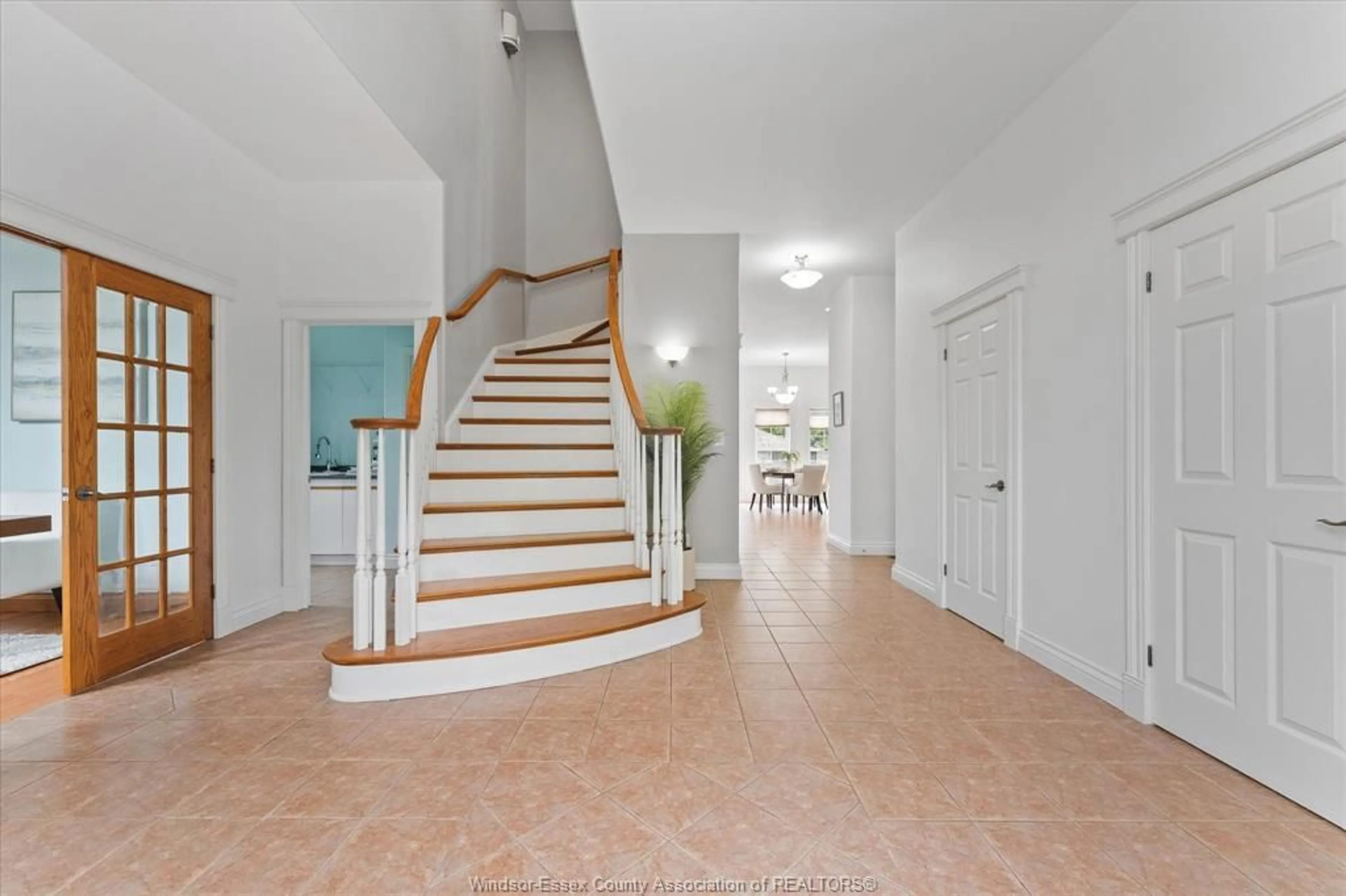 Indoor foyer for 476 Mei Lin Cres, Tecumseh Ontario N8N 4V8