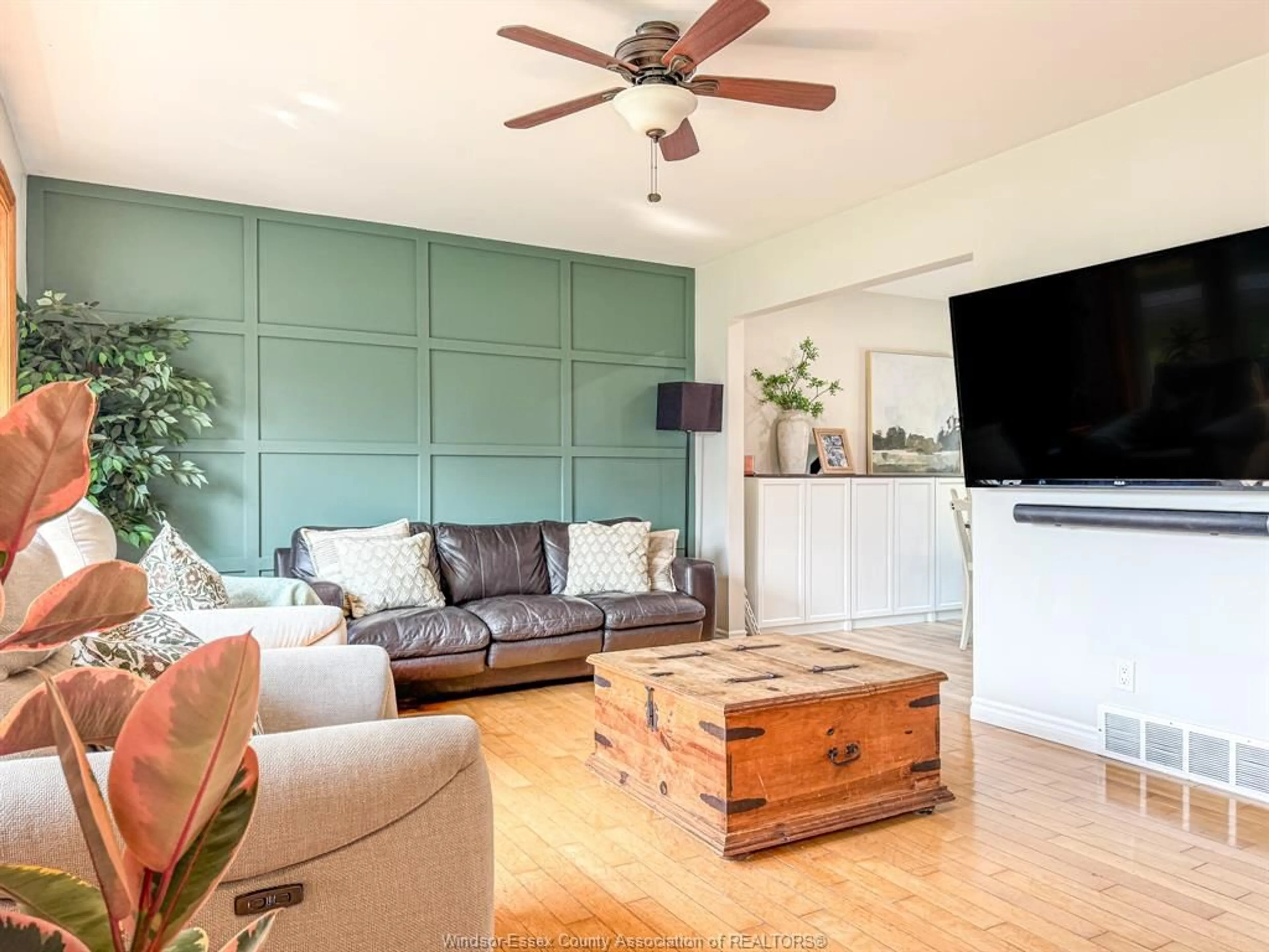 Living room with furniture, wood/laminate floor for 281 FAIRVIEW, Essex Ontario N8M 2R4