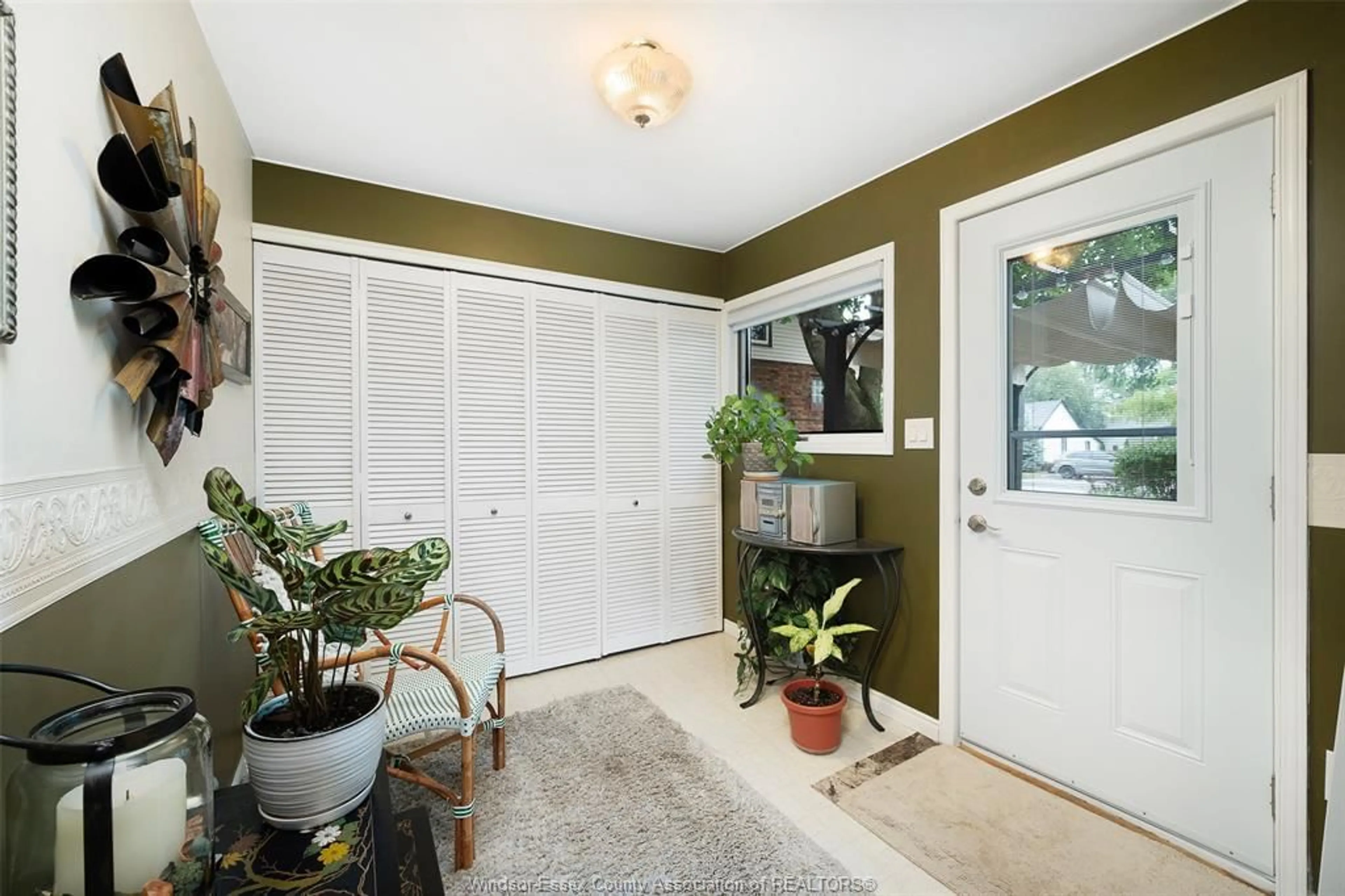 Indoor entryway for 58 Laird Ave, Essex Ontario N8M 1R8