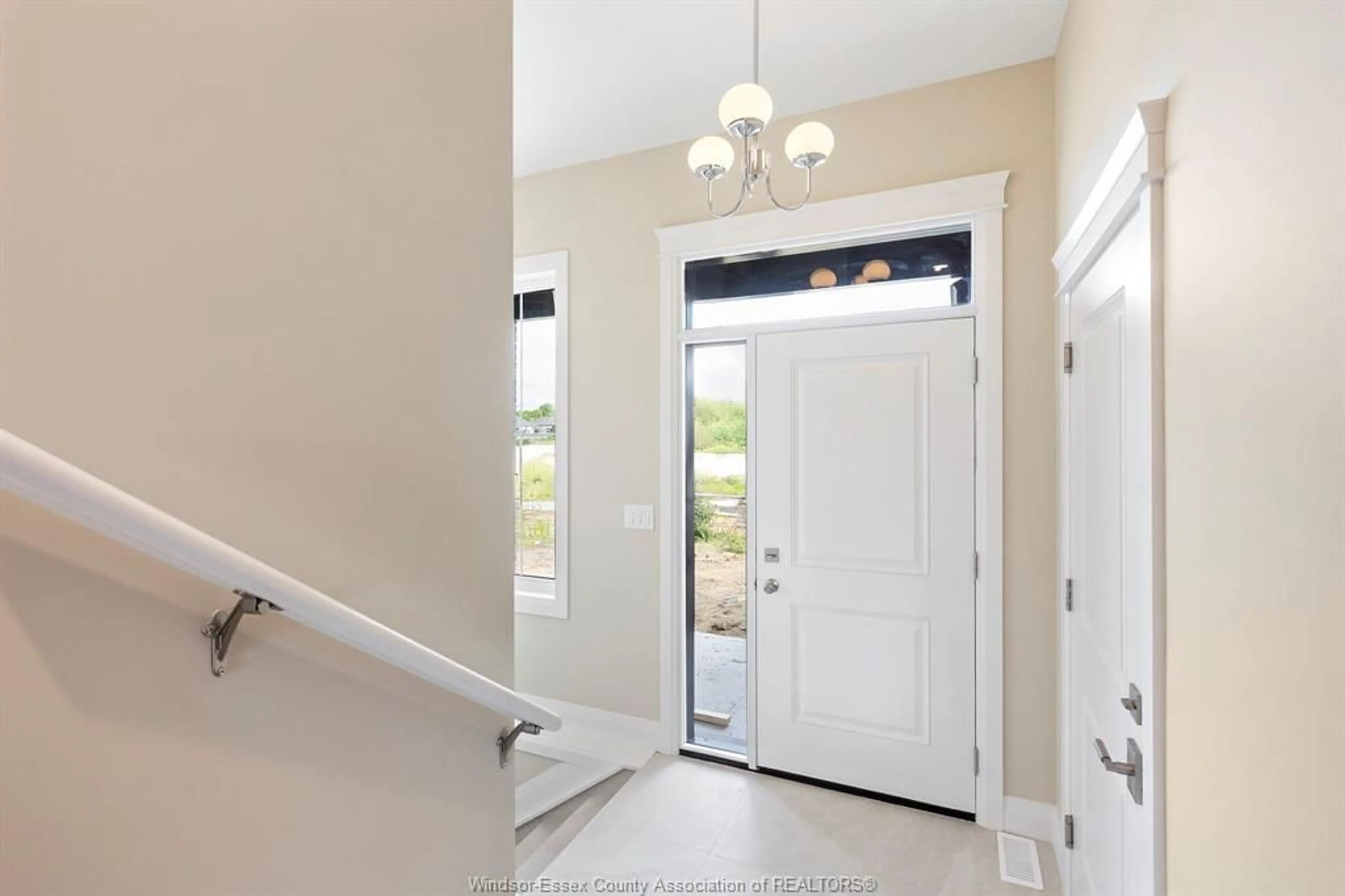 Indoor entryway for 104 MICHELLE Dr, Kingsville Ontario N9Y 0H2