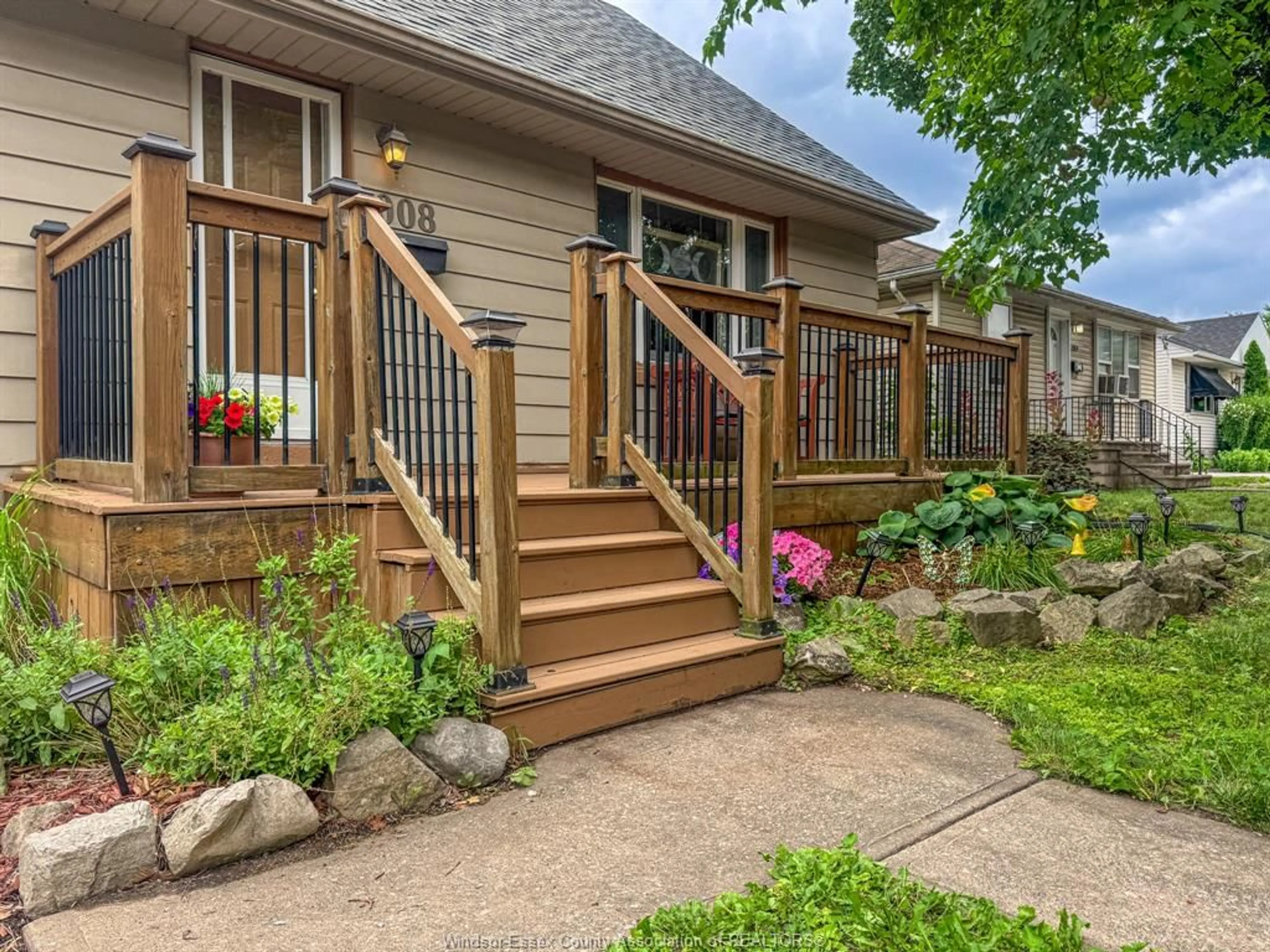 Patio, street for 1008 ASKIN Ave, Windsor Ontario N9B 2X7