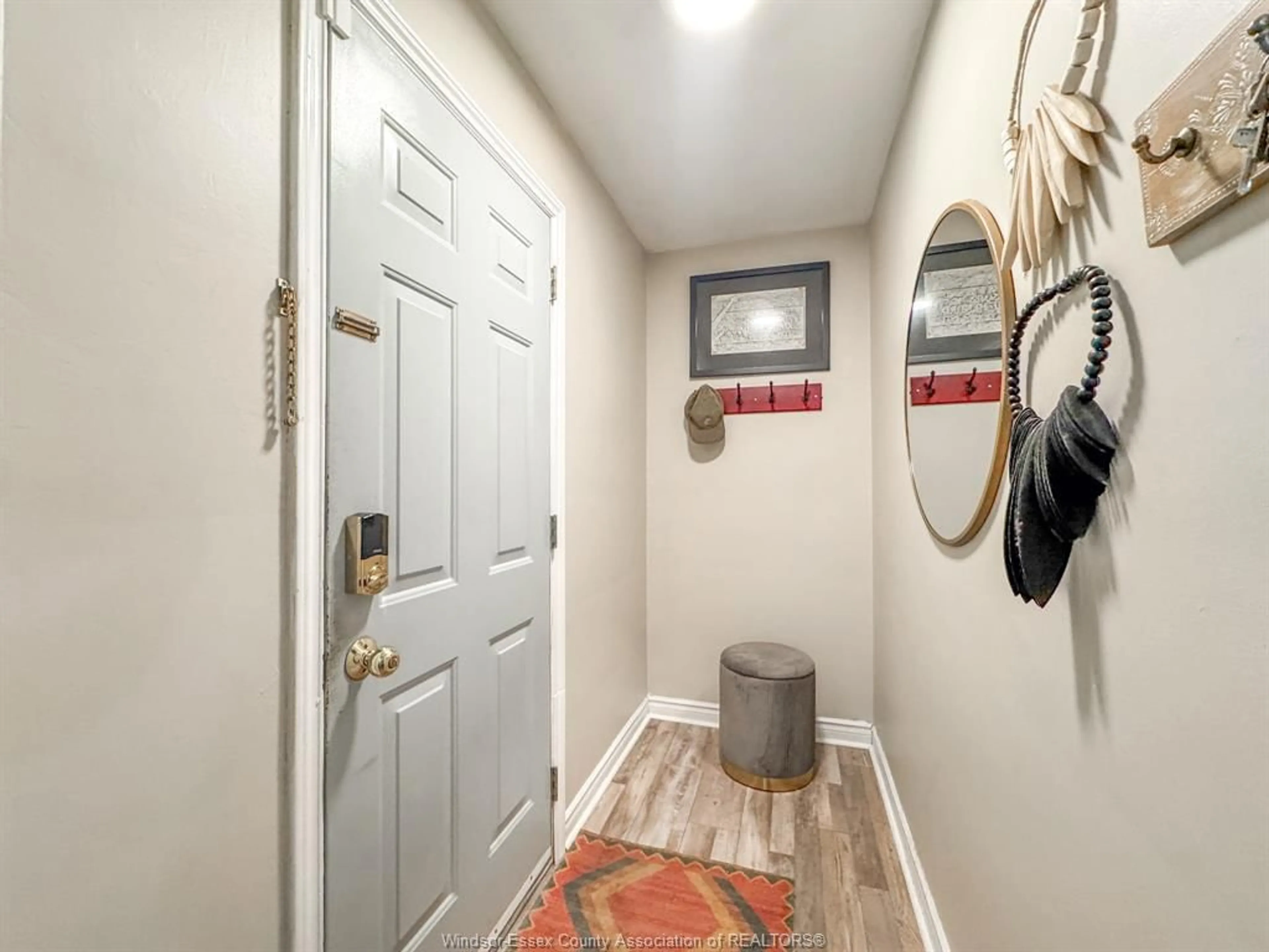 Indoor entryway for 1008 ASKIN Ave, Windsor Ontario N9B 2X7