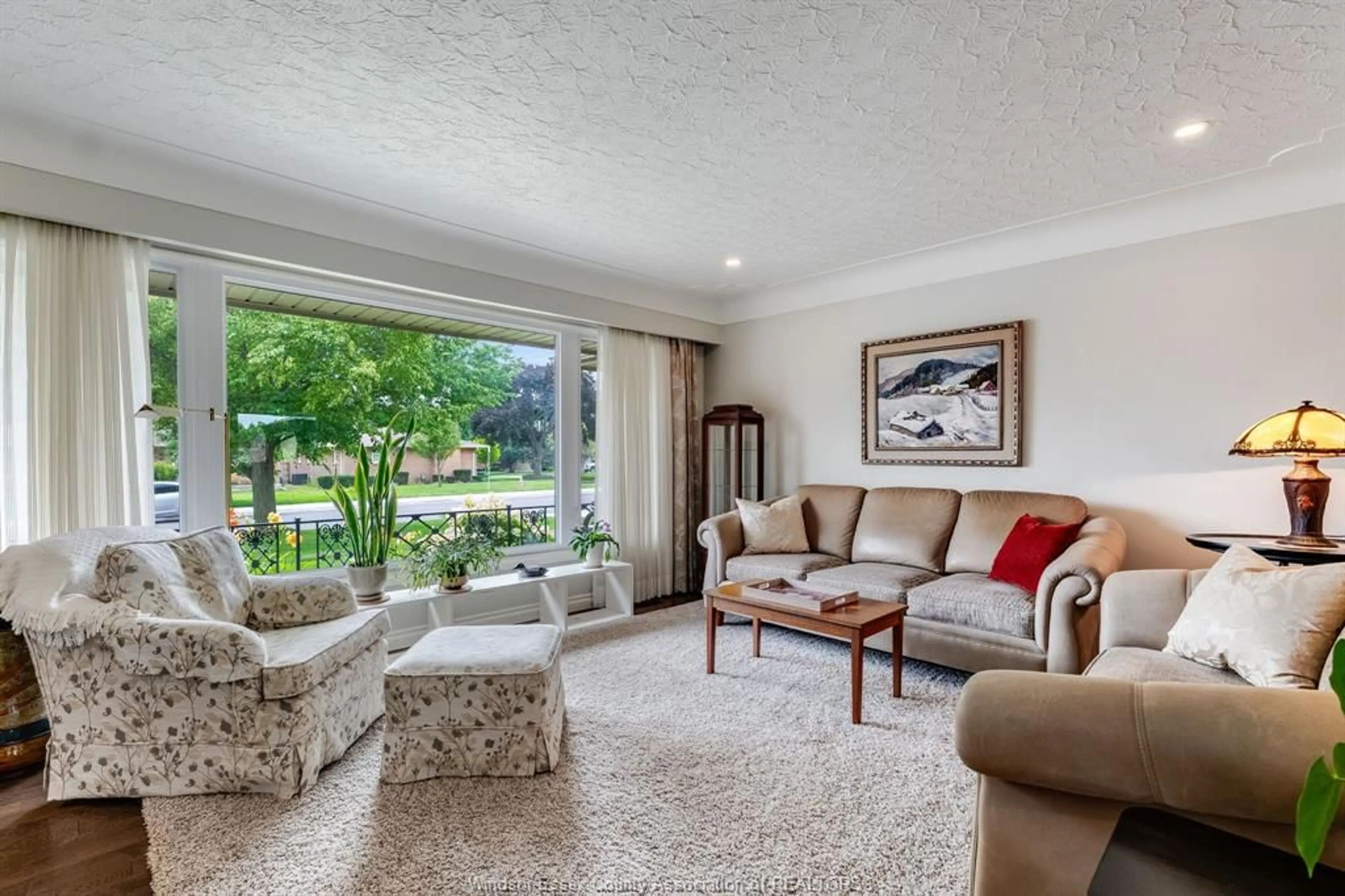 Living room with furniture, carpet floor for 9 MARGARET, Leamington Ontario N8H 2J9